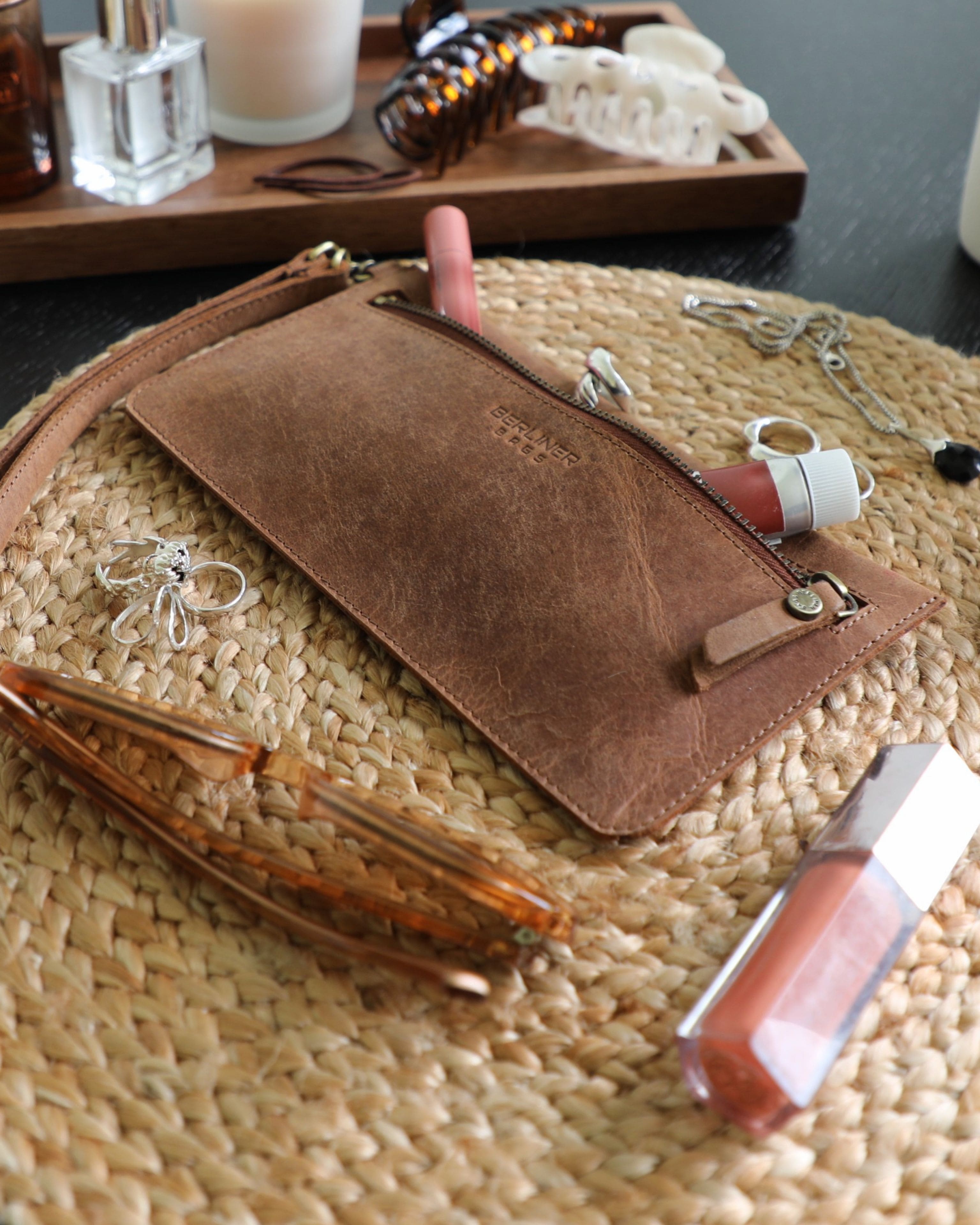 berliner-bags-lou-pochette-cuir-camel-multiusage-bracelet image 8