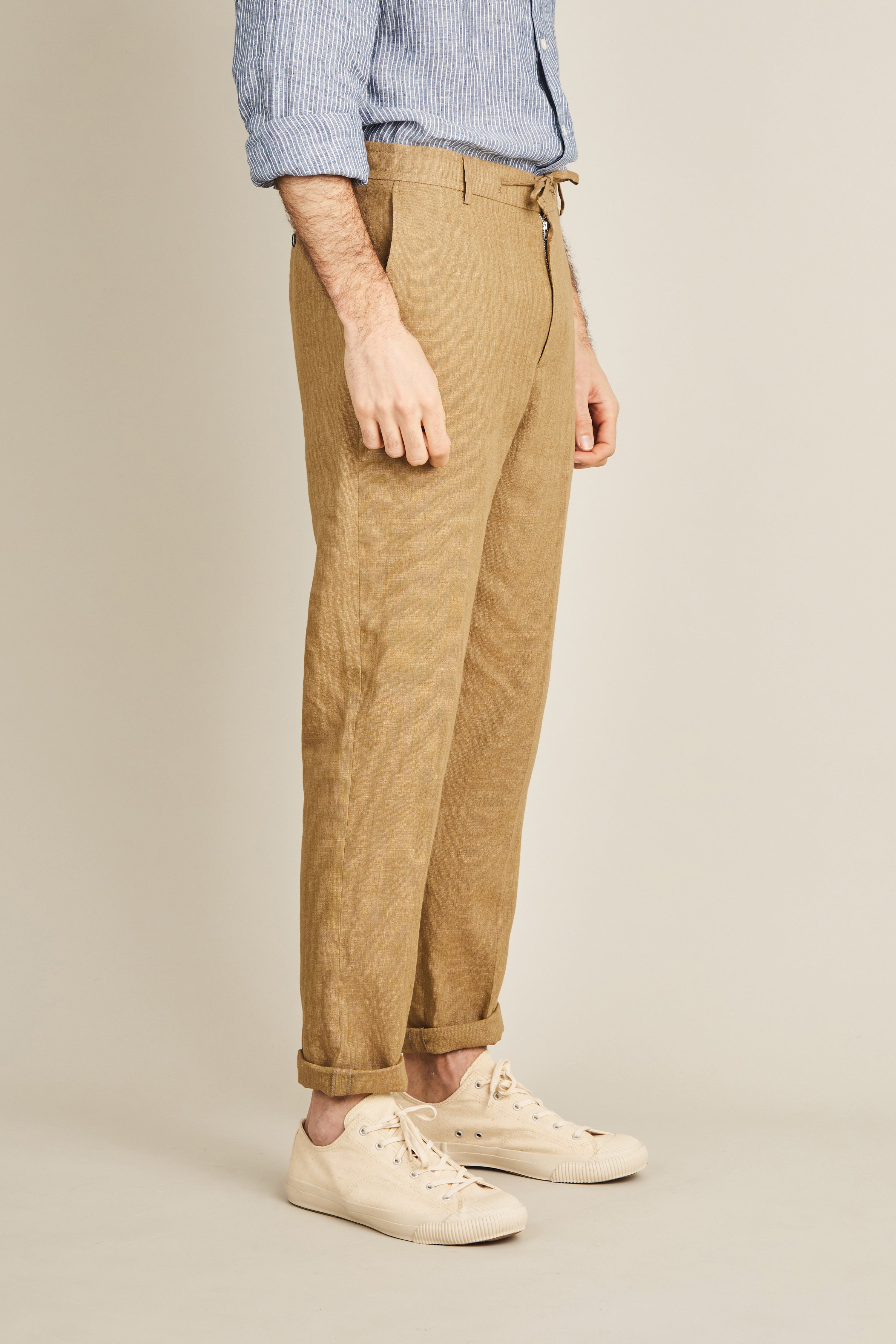 le-pantalon-lin-beige-fonc-chino-homme-coupe-carotte image 3