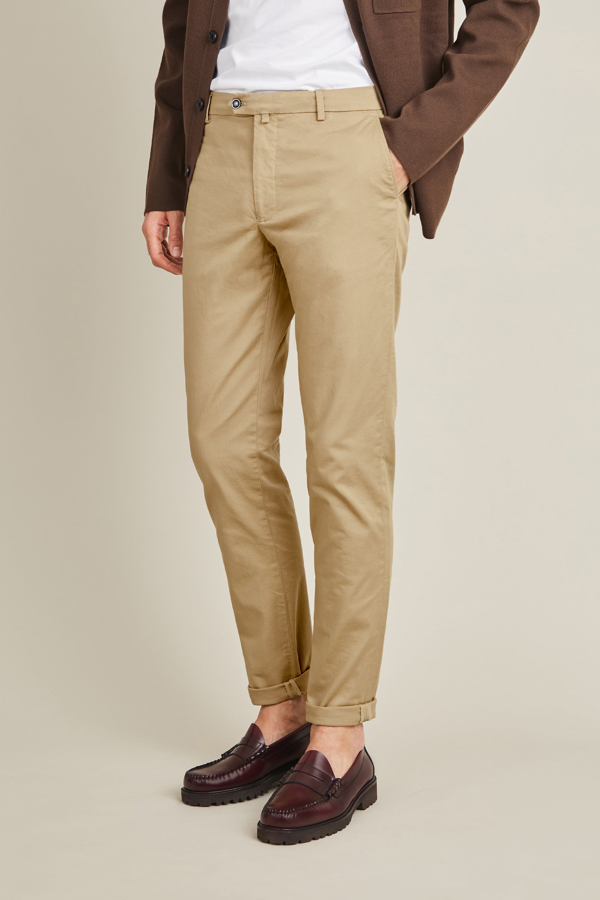 le-pantalon-chino-homme-classique-beige-coton-semi-slim image 8