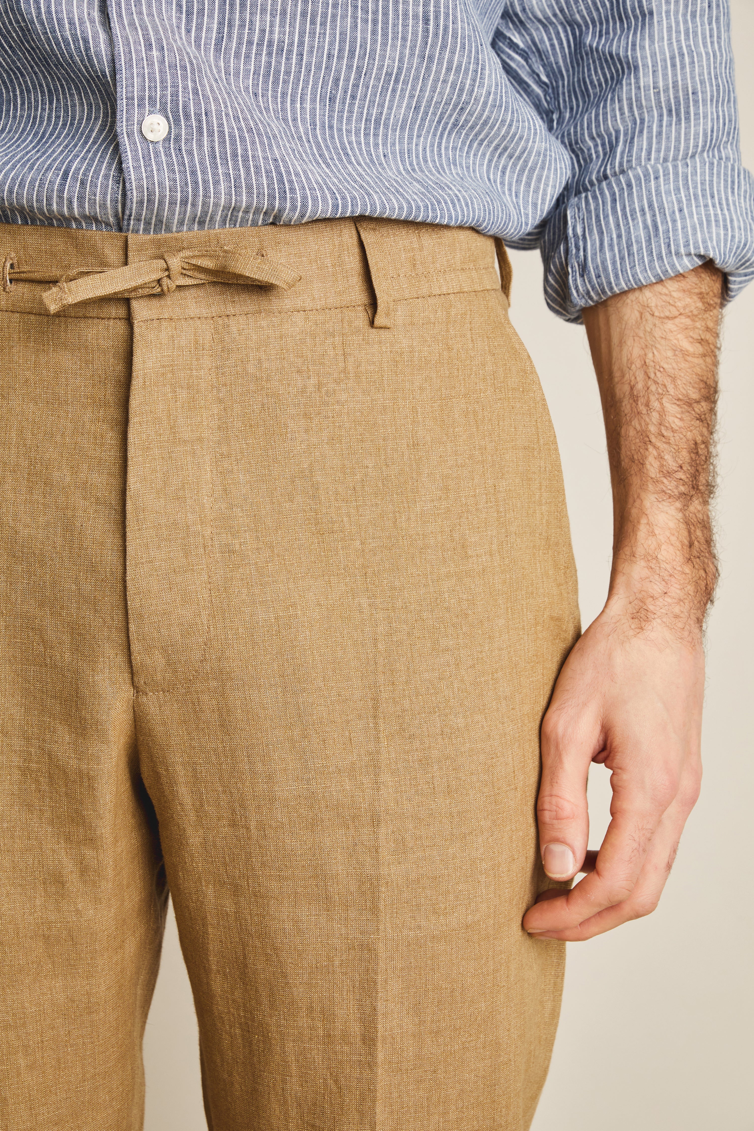 le-pantalon-lin-beige-fonc-chino-homme-coupe-carotte image 4