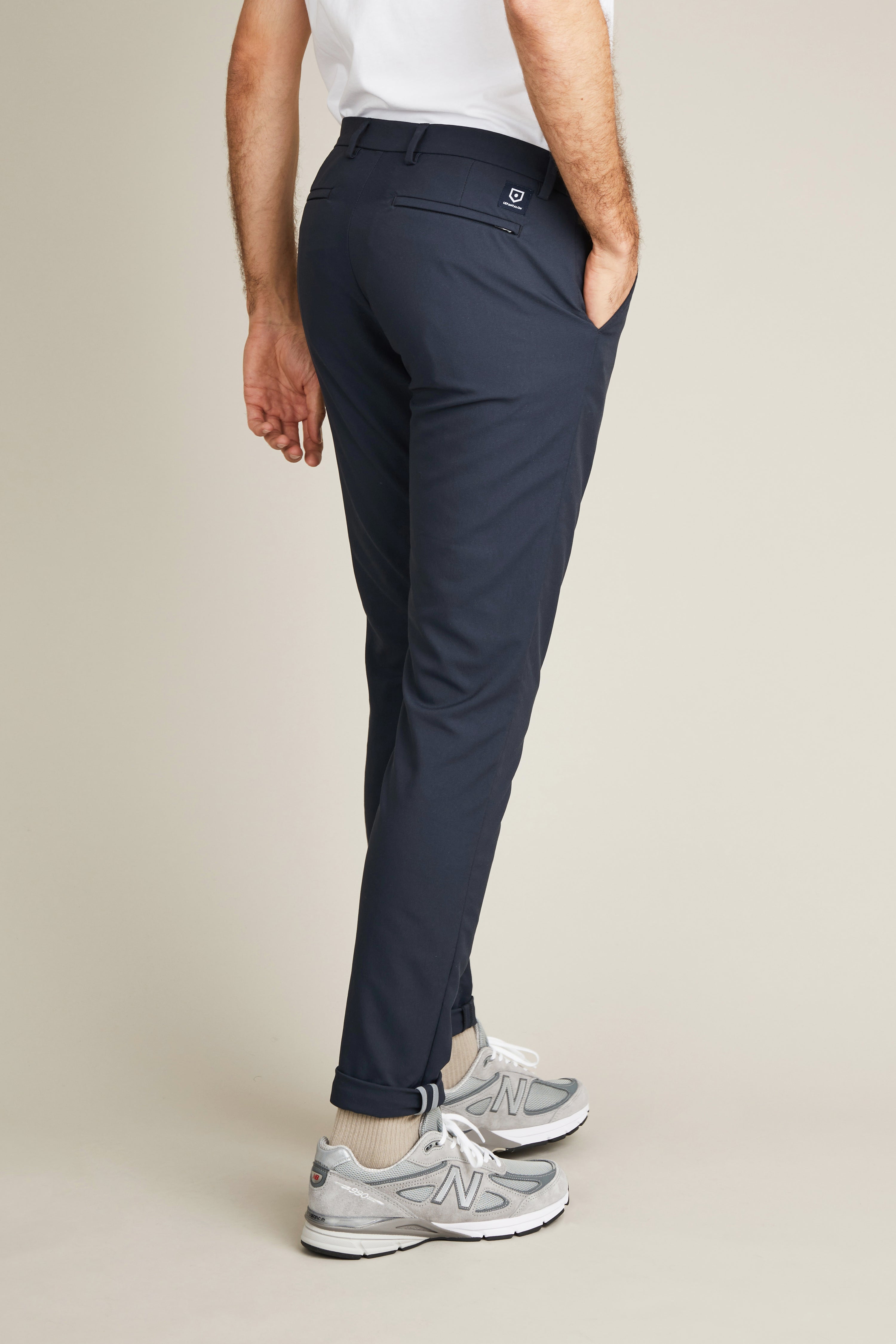 le-pantalon-chino-technique-bleu-marine-pantalon-d-perlant-v-lo image 4