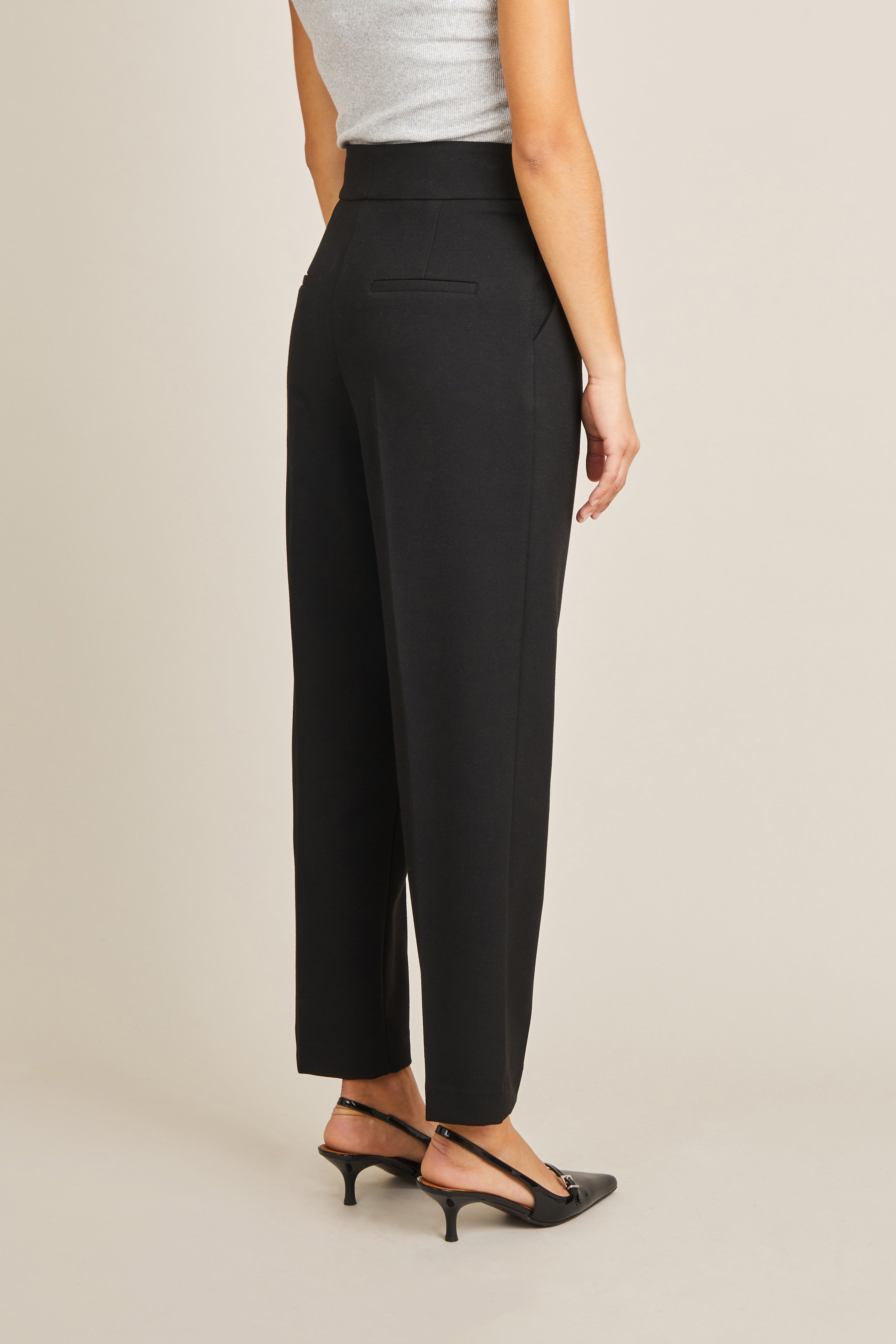le-pantalon-pinces-pantalon-cigarette-cr-pe-noir-taille-haute image 3