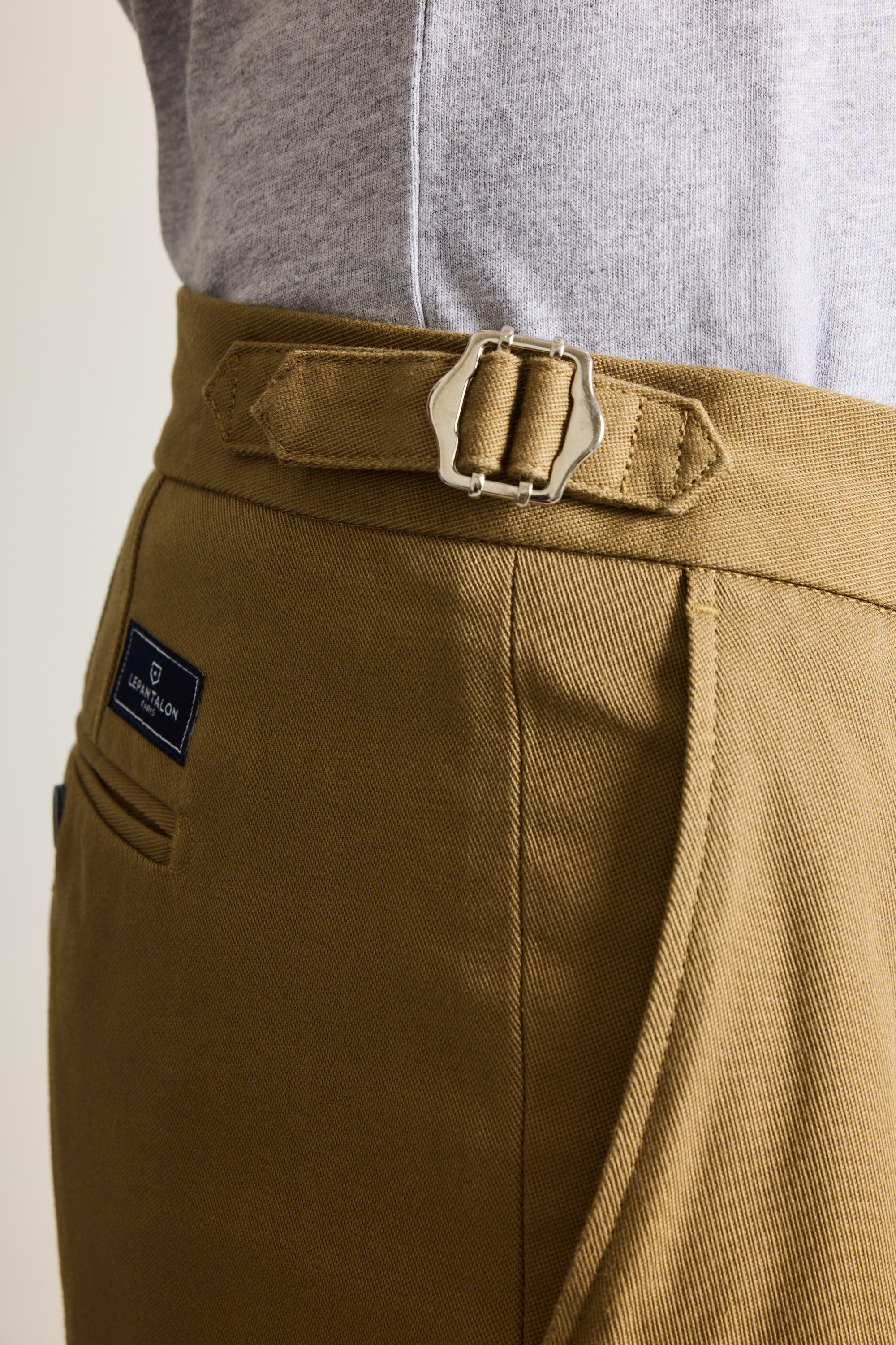 le-pantalon-chino-droit-double-pinces-beige-fonc-coton image 3