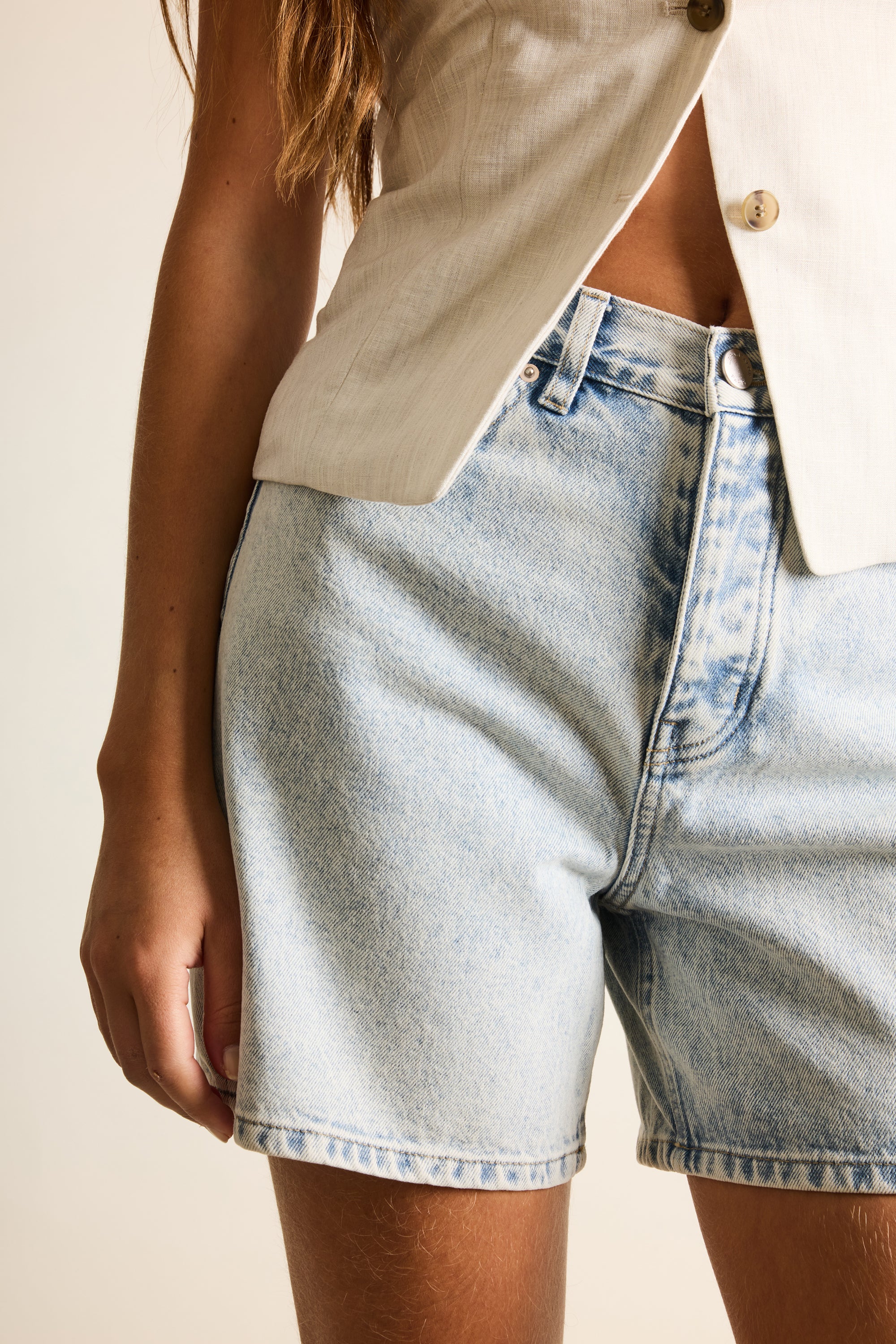 le-pantalon-short-en-jean-bleached-bermuda-femme image 2