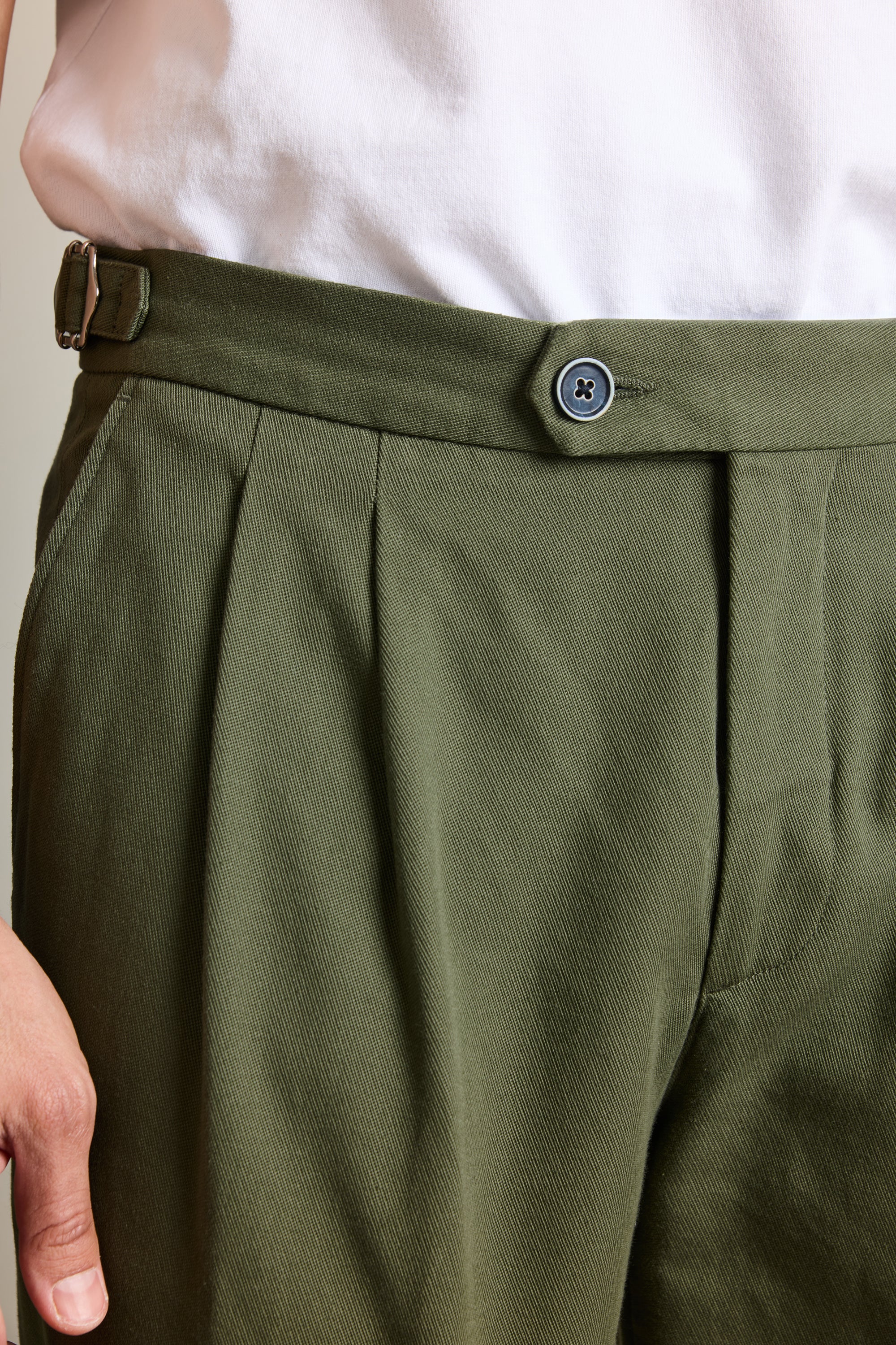 le-pantalon-chino-droit-double-pinces-kaki-coton image 2