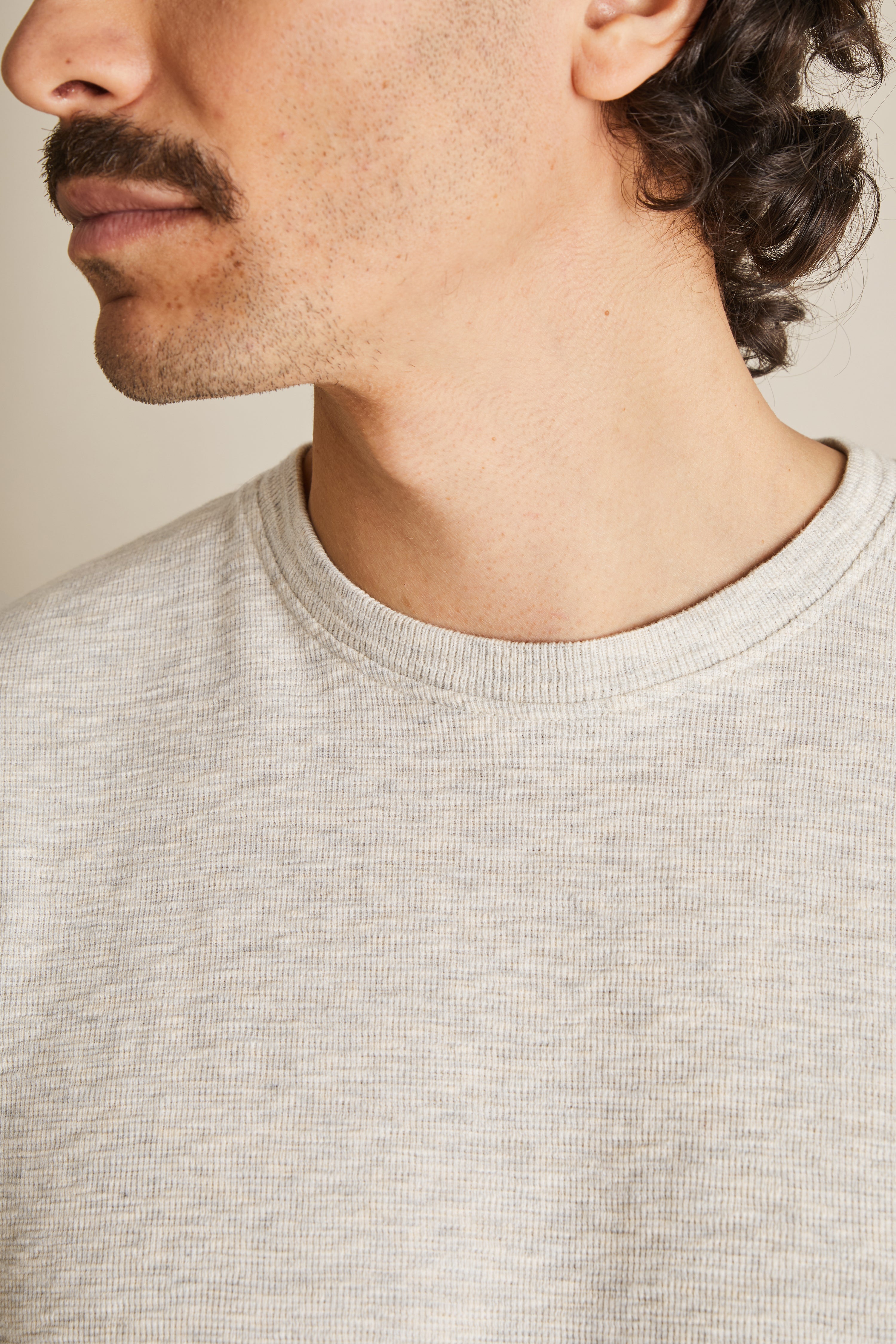 le-pantalon-t-shirts-homme-tee-shirt-textur-gris-clair image 2