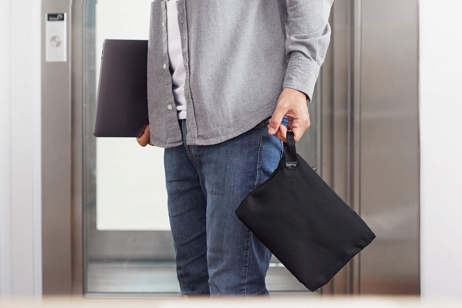 bellroy-standing-pouch-plus-pochette-tech-marine-blue image 3