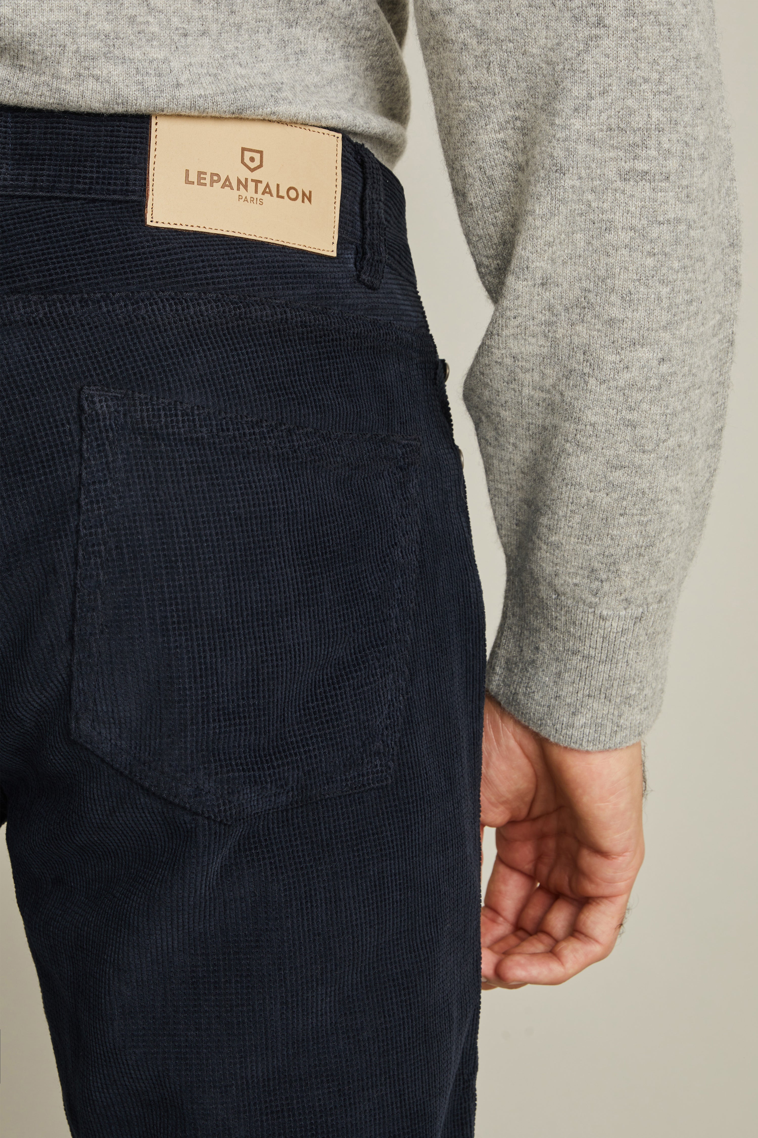 le-pantalon-5-poches-pantalon-velours-bleu-marine-coton-bio image 2