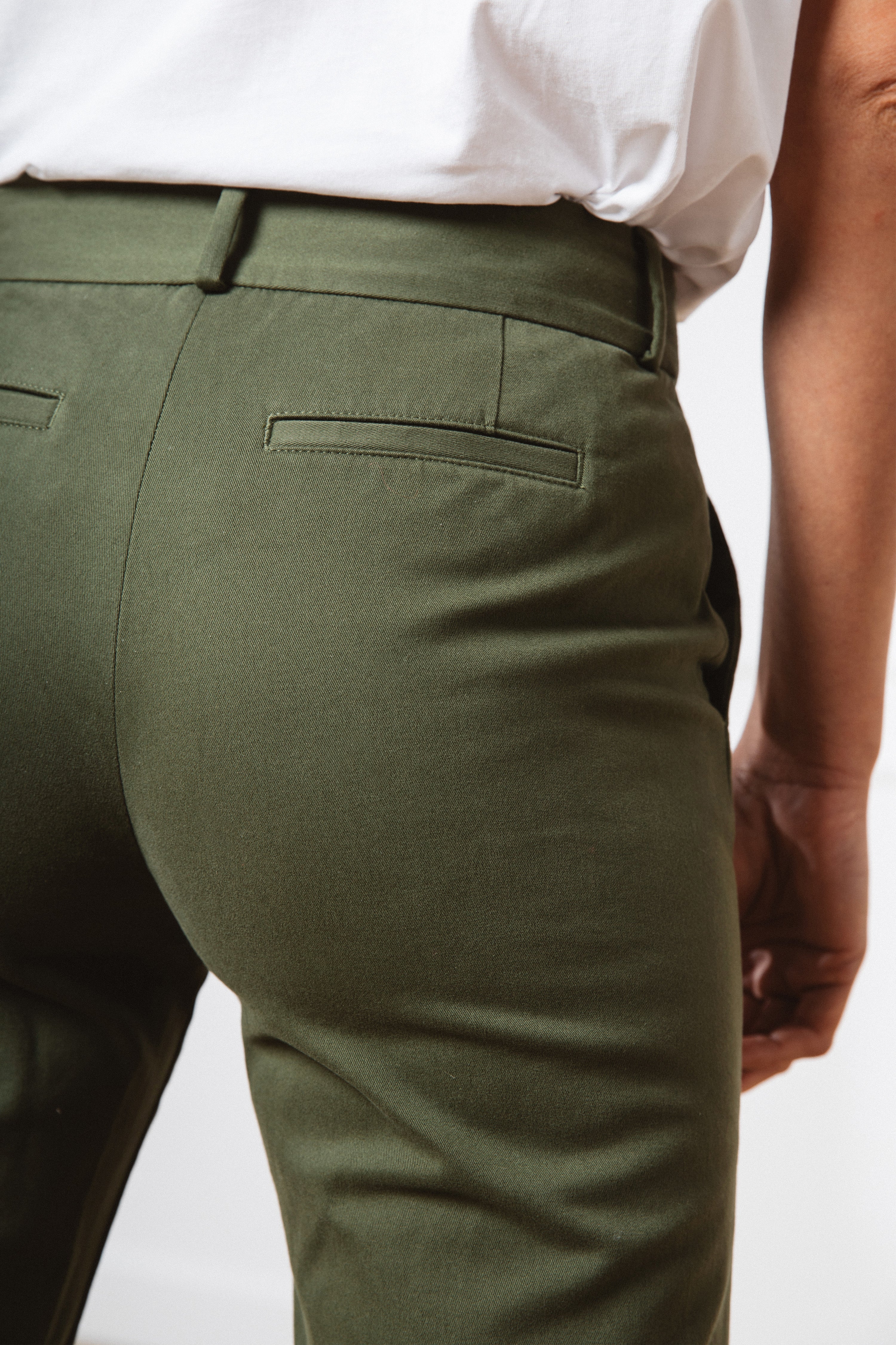 le-pantalon-chino-kaki-femme-carotte-coton-bio image 2