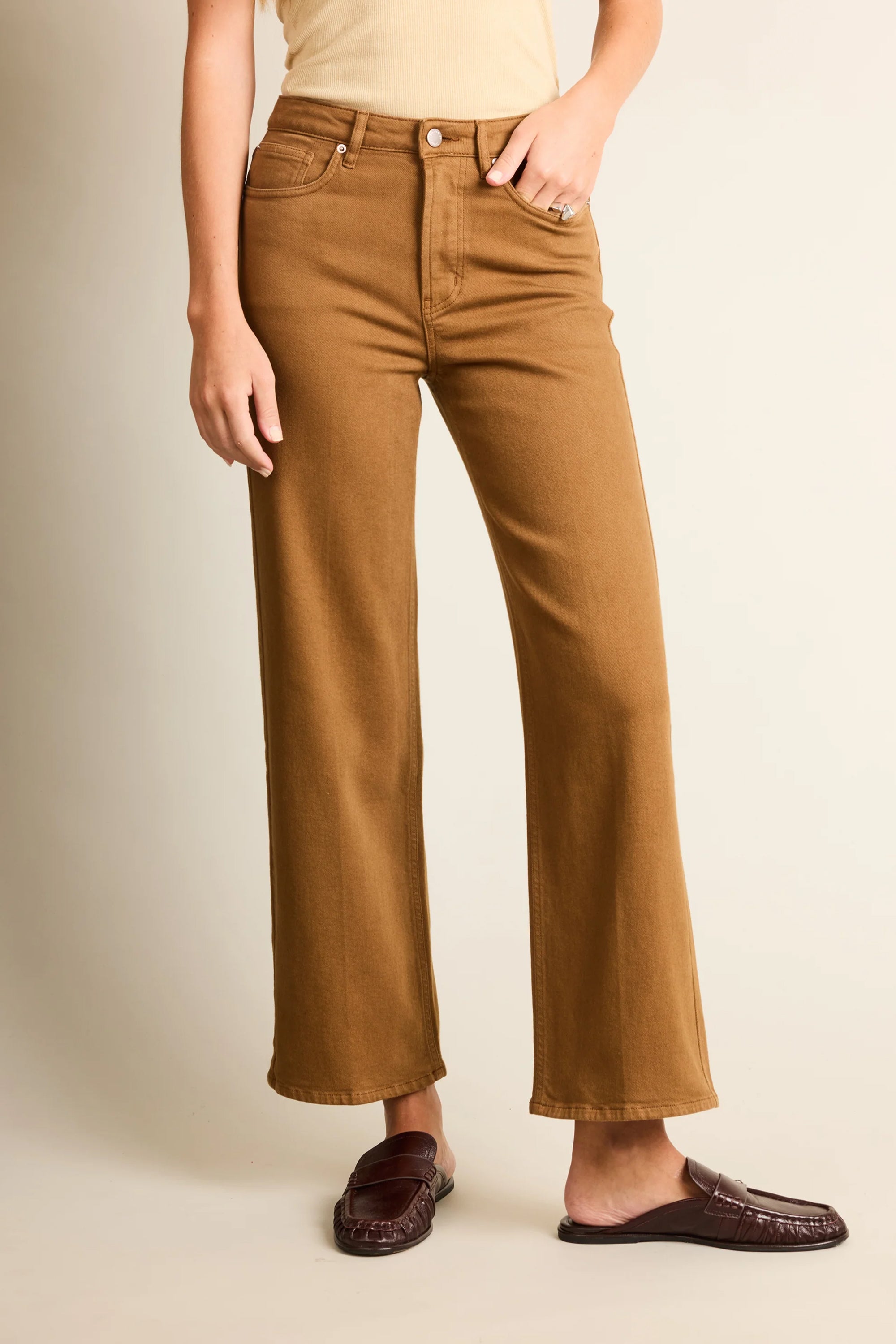 le-pantalon-jeans-femme-jean-flare-caramel-coton-recycl image 6