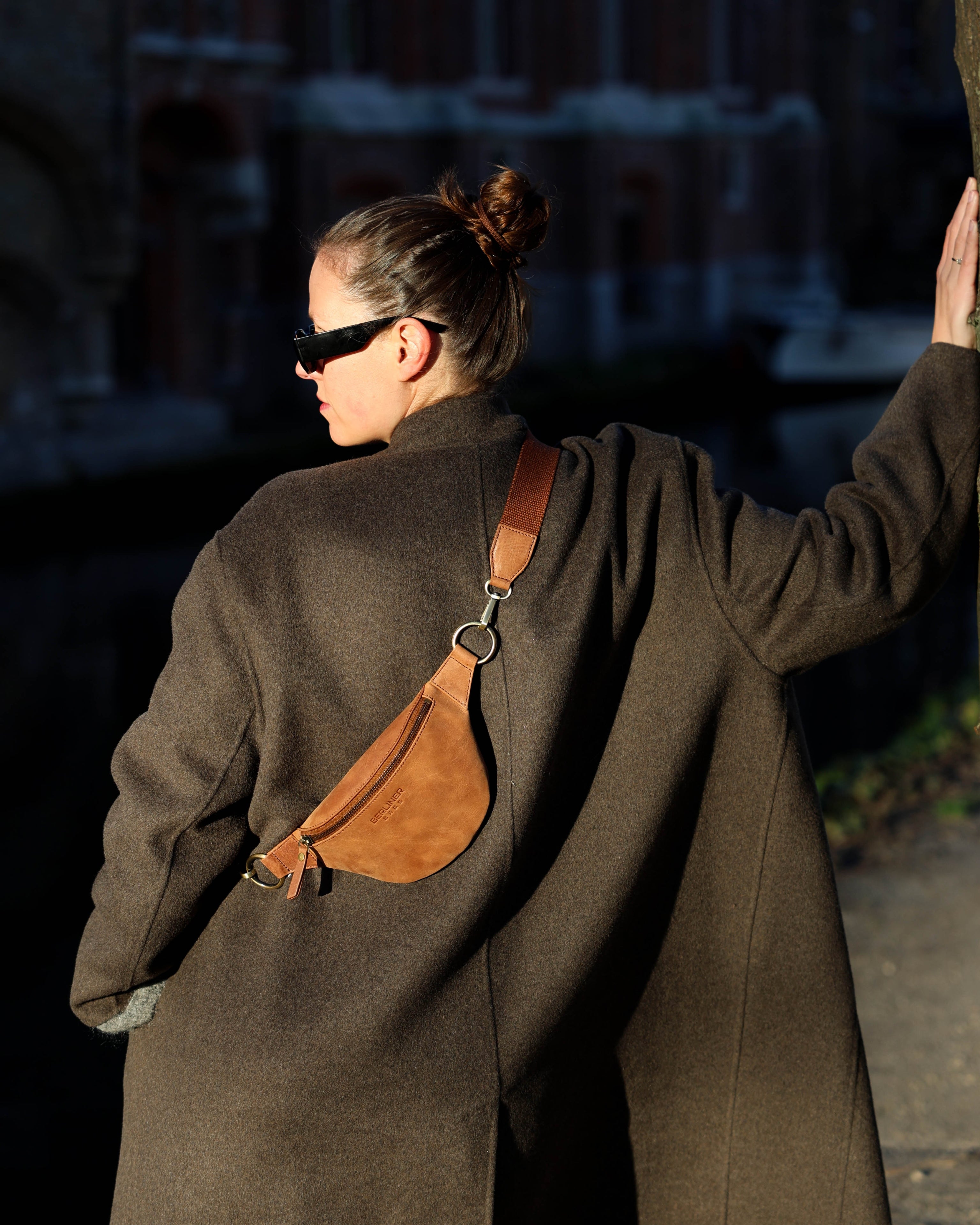 berliner-bags-mona-m-sac-banane-cuir-camel-ceinture image 7