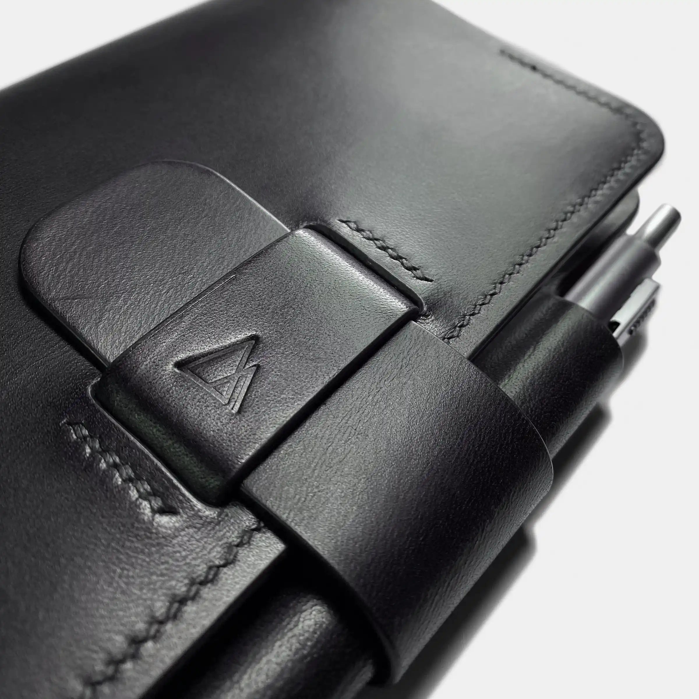 darksails-porte-carnets-passeport-cuir-noir-point-sellier image 7