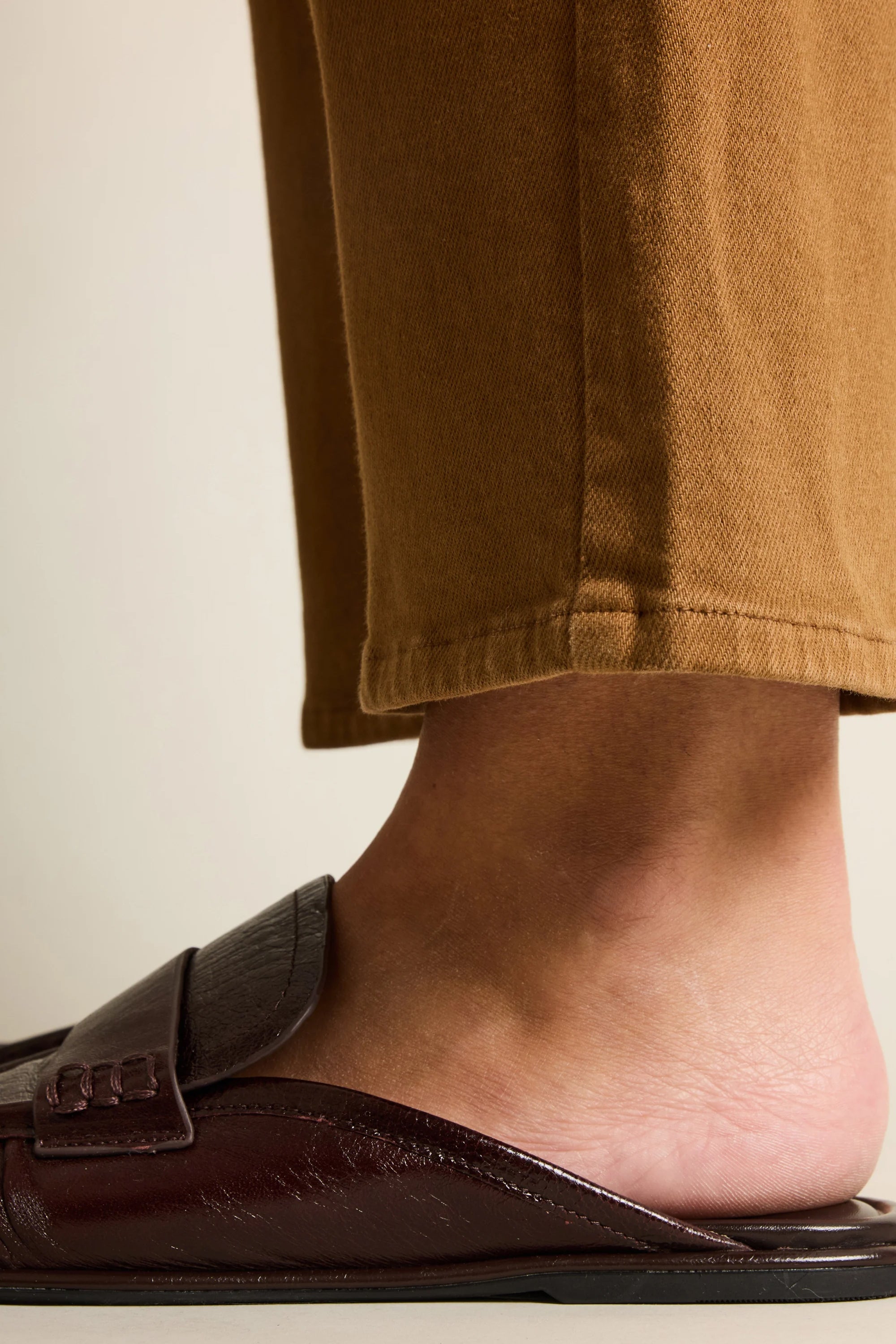le-pantalon-jeans-femme-jean-flare-caramel-coton-recycl image 8