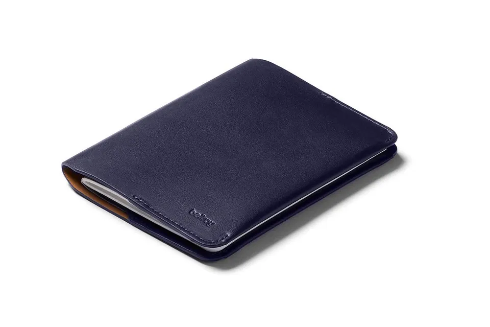 bellroy-notebook-cover-mini-carnet-cuir-navy-stylo image 1