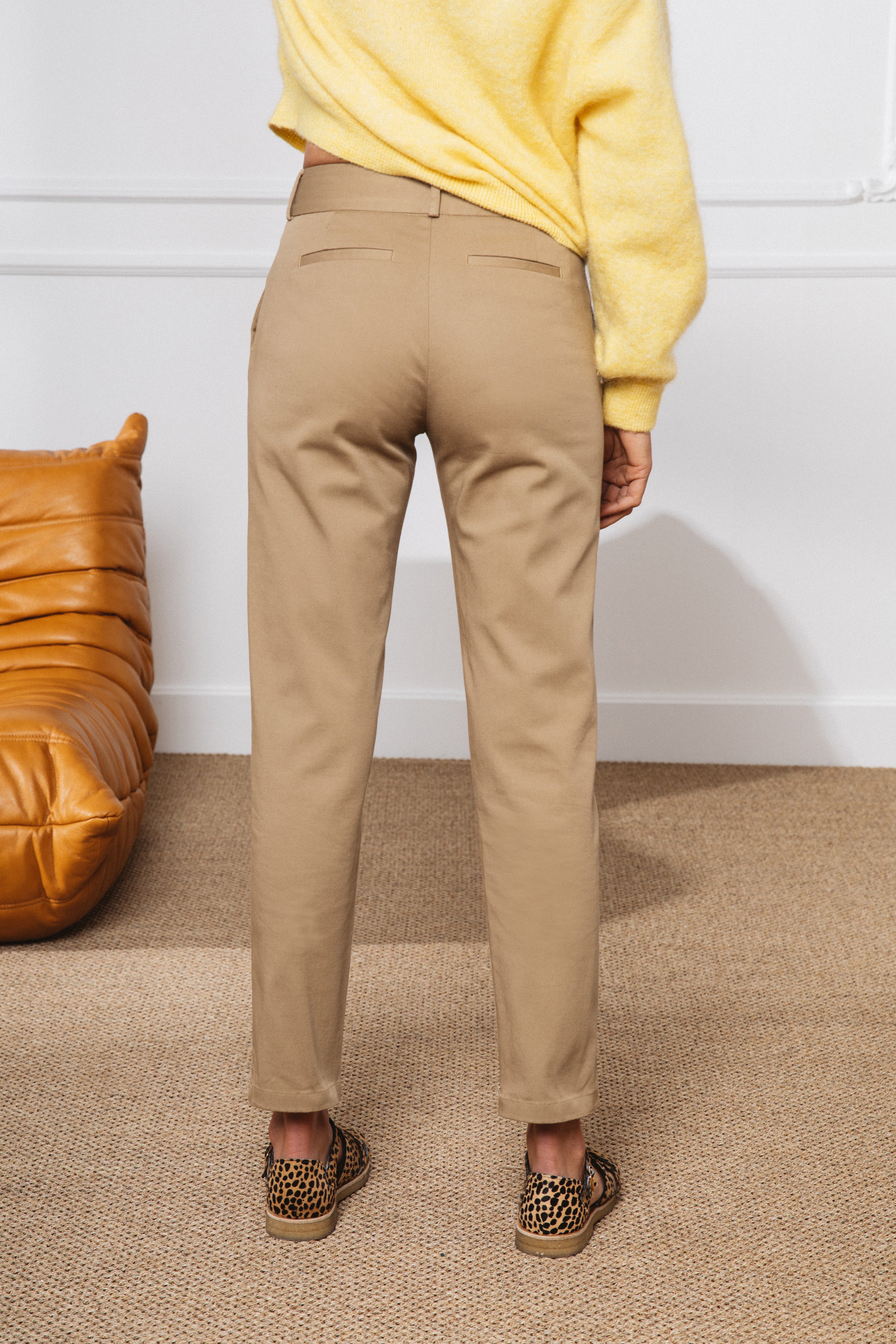 le-pantalon-chino-beige-femme-chino-carotte-coton-bio image 6