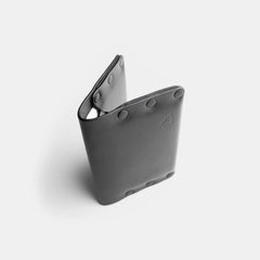 darksails-riveted-porte-cartes-noir-6-8-cartes-rivets image 2