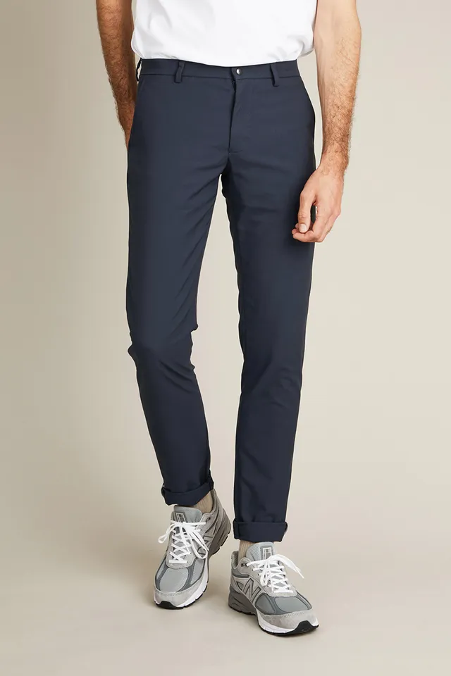 le-pantalon-chino-technique-bleu-marine-pantalon-d-perlant-v-lo image 1