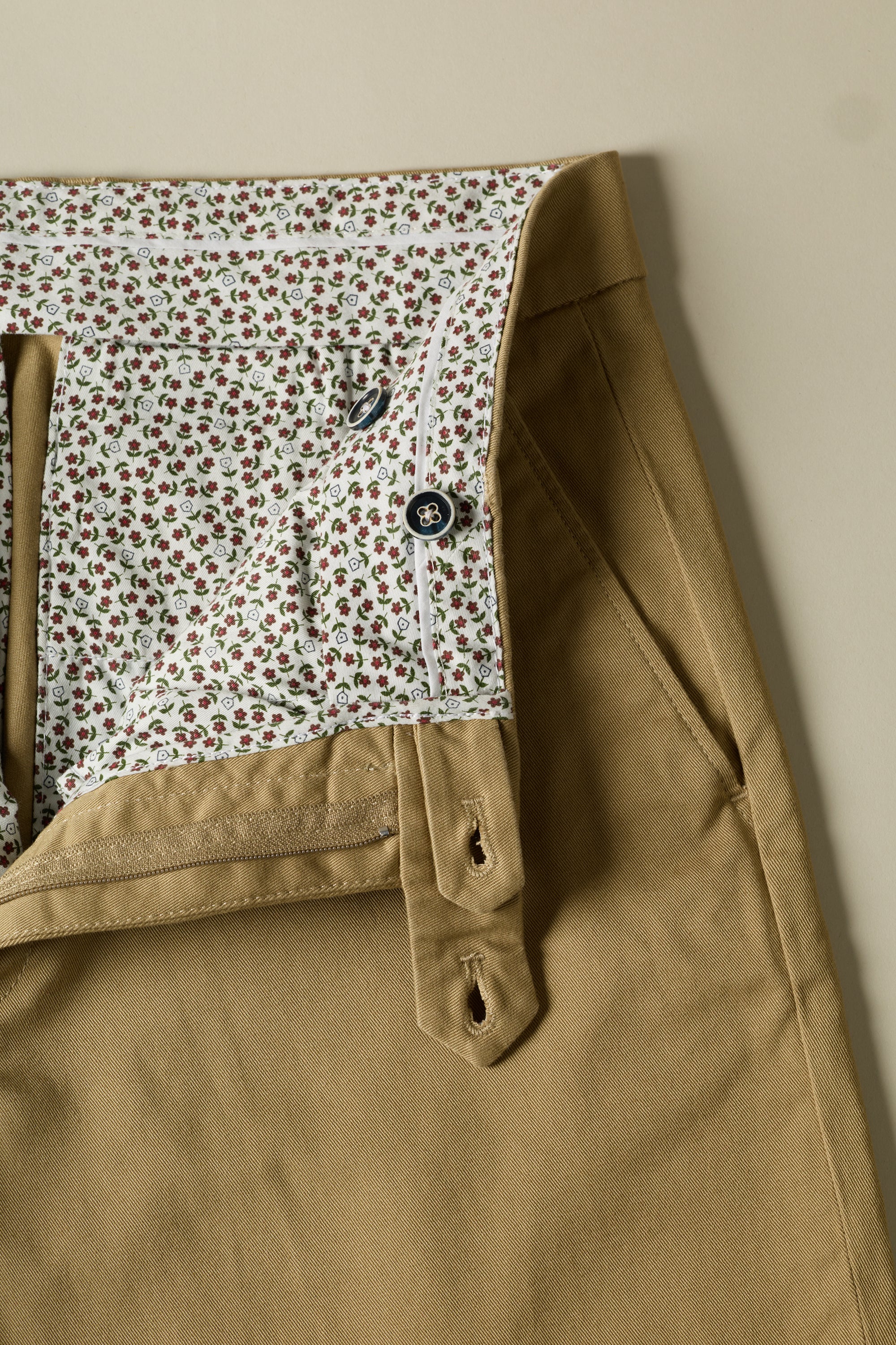 le-pantalon-chino-homme-classique-beige-coton-semi-slim image 3