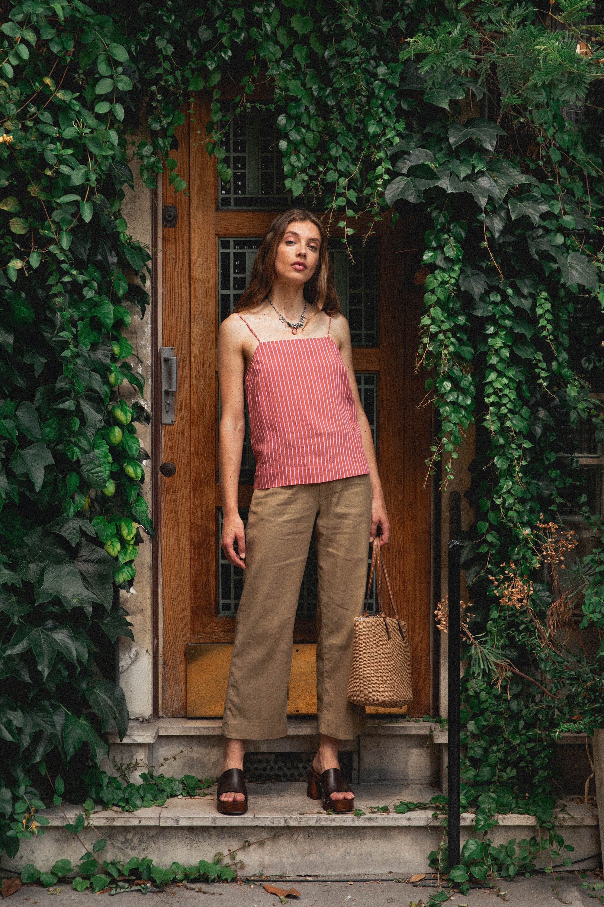 le-pantalon-flare-coton-lin-pantalon-beige-fonc-femme image 8