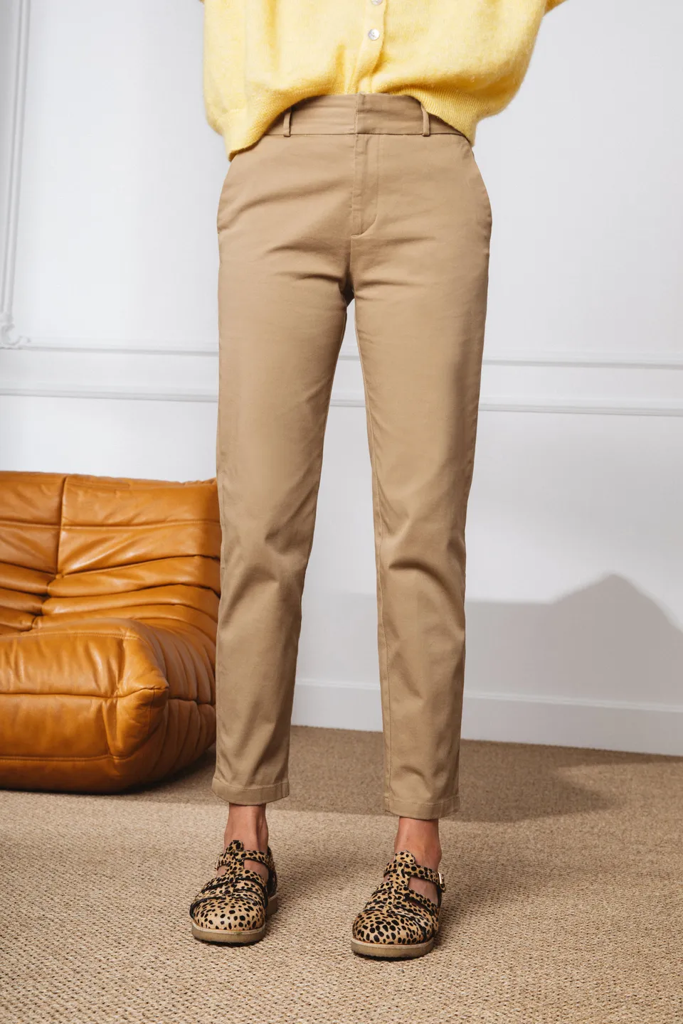 le-pantalon-chino-beige-femme-chino-carotte-coton-bio image 1