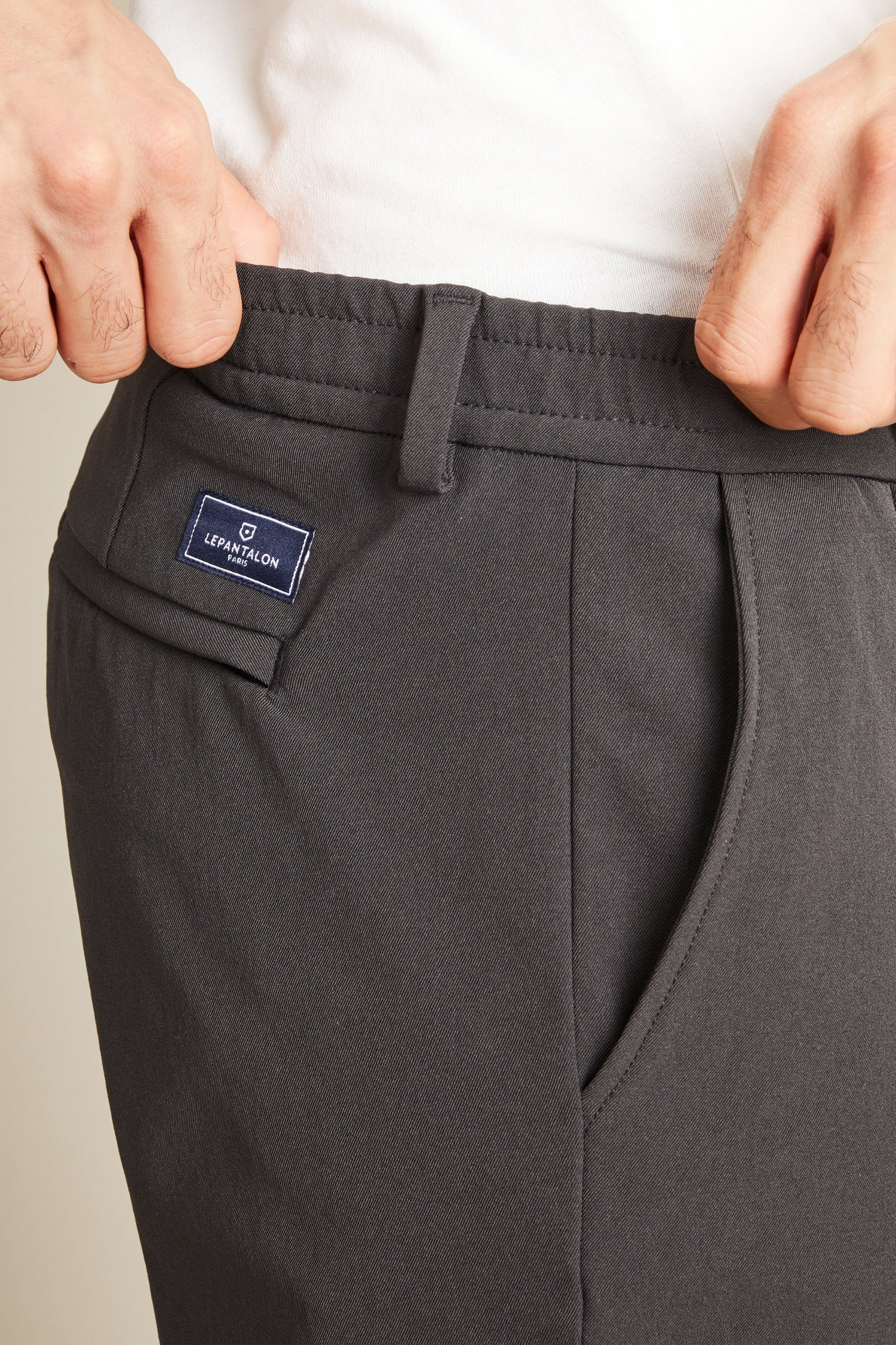 le-pantalon-chino-technique-pantalon-gris-anthracite image 5