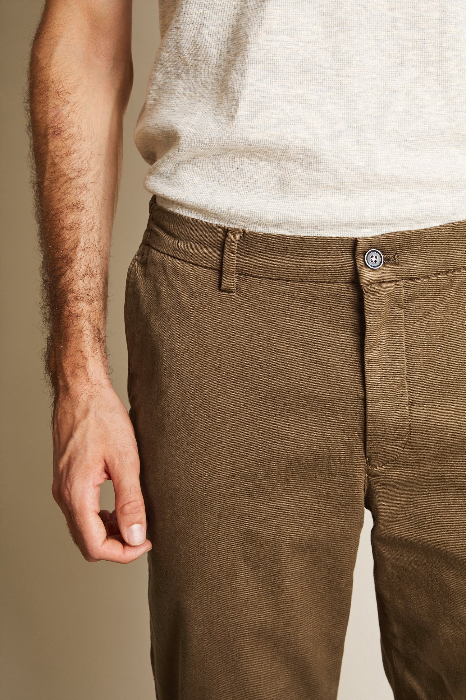 le-pantalon-chinos-homme-easy-semi-slim-chino-tabac-coton image 5