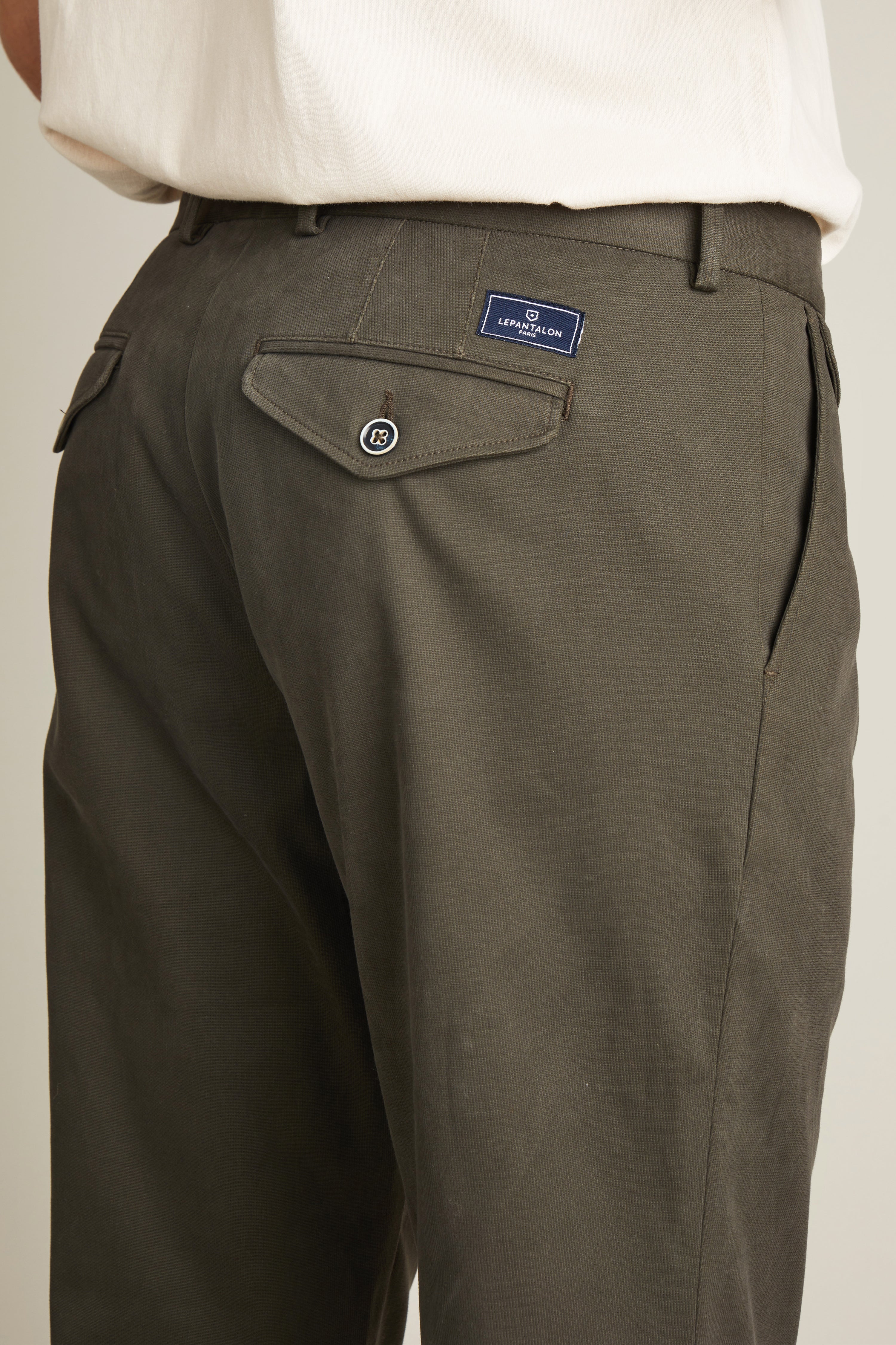 le-pantalon-chino-pinces-kaki-coupe-carotte-coton image 3