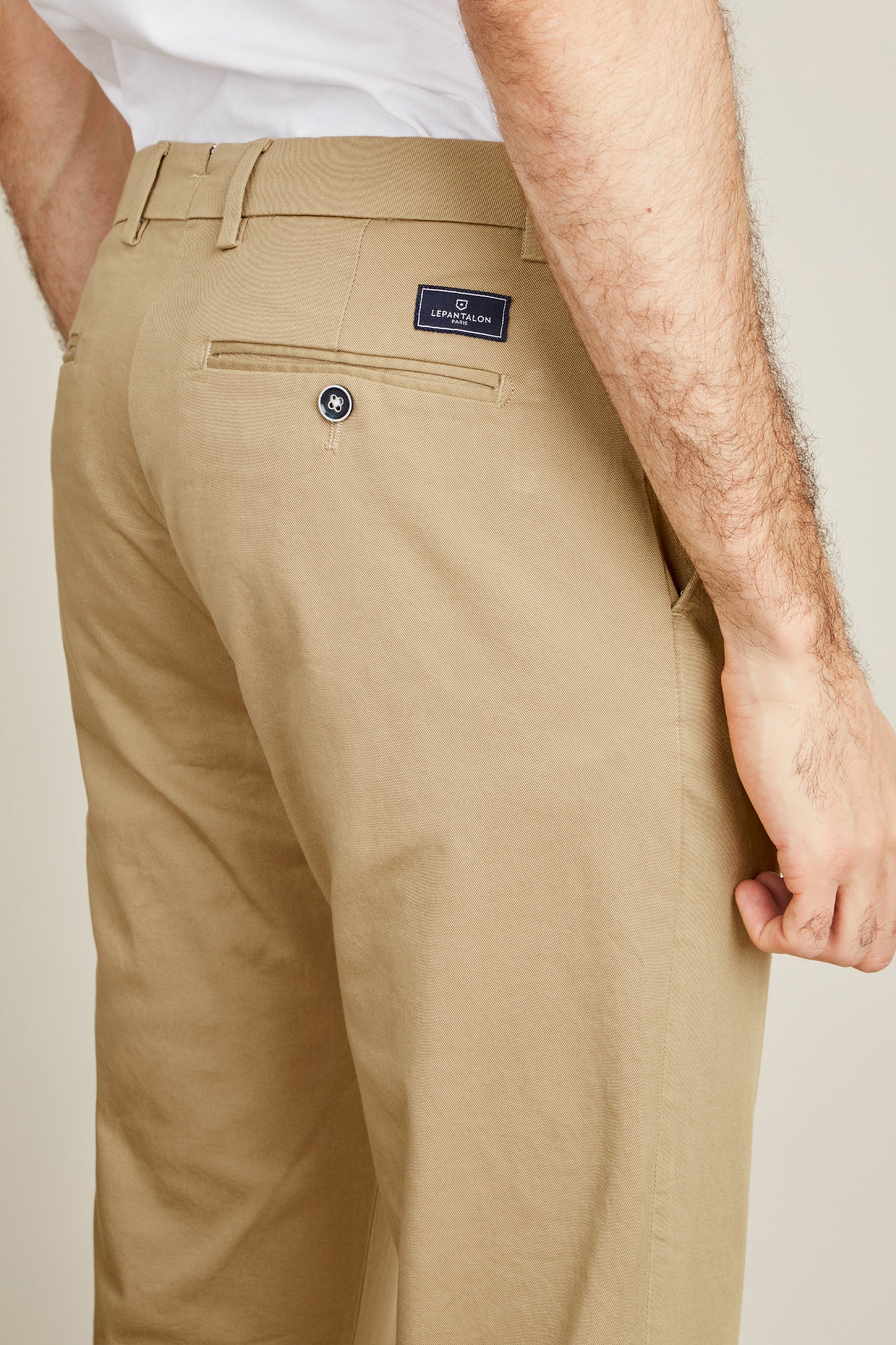 le-pantalon-chino-homme-classique-beige-coton-semi-slim image 7
