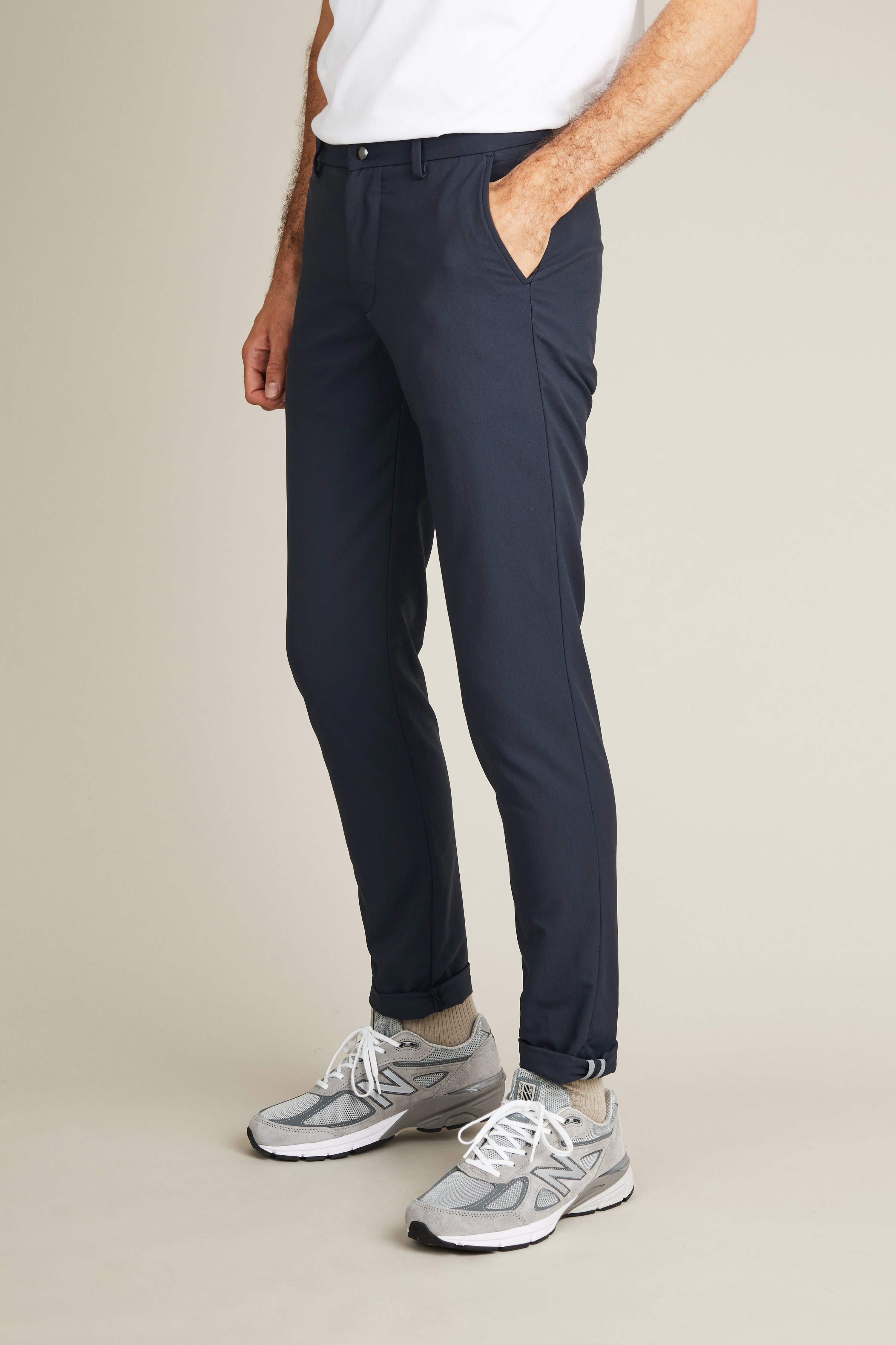 le-pantalon-chino-technique-bleu-marine-pantalon-d-perlant-v-lo image 5