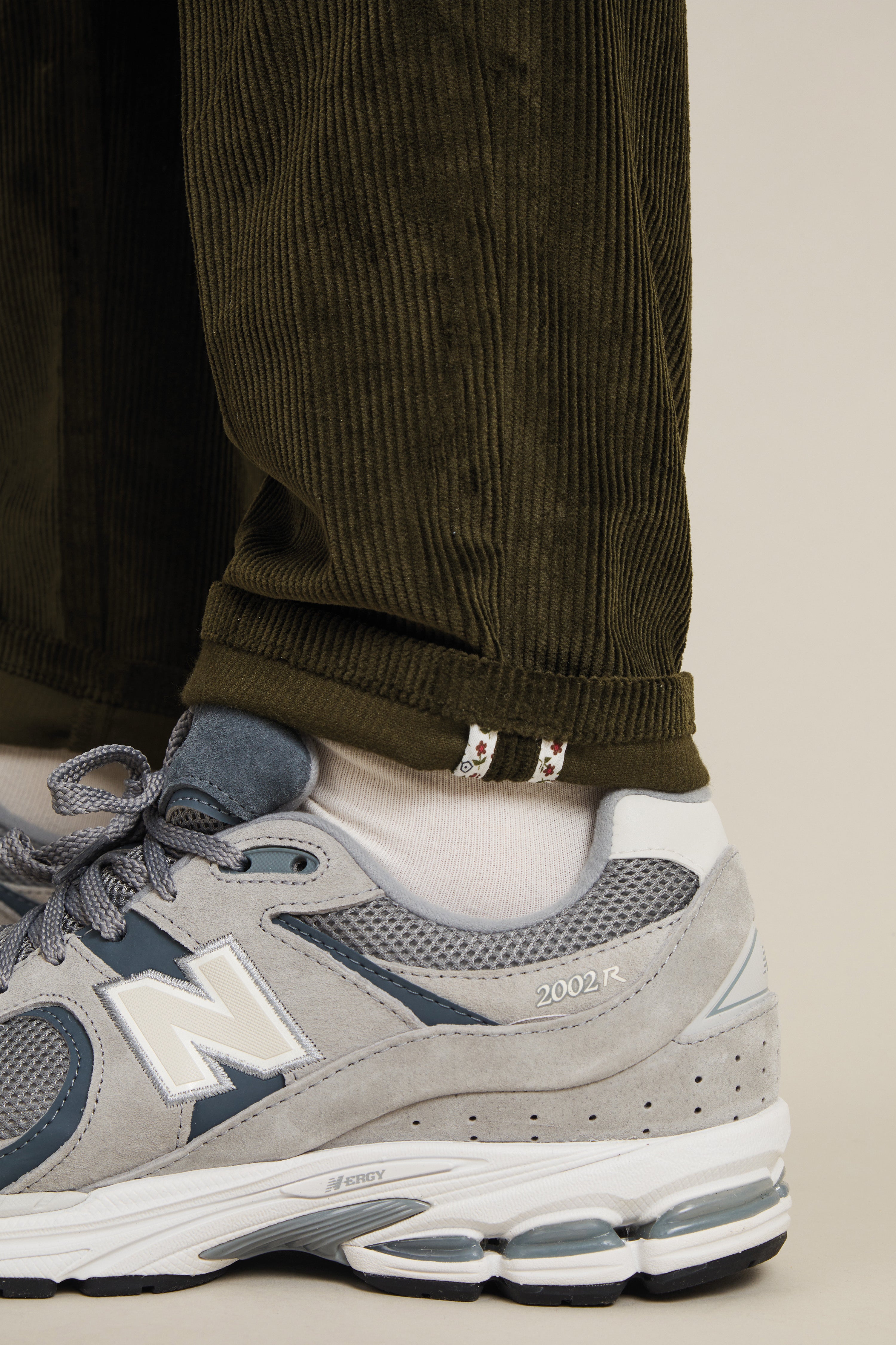 le-pantalon-chino-pinces-velours-kaki-homme image 7