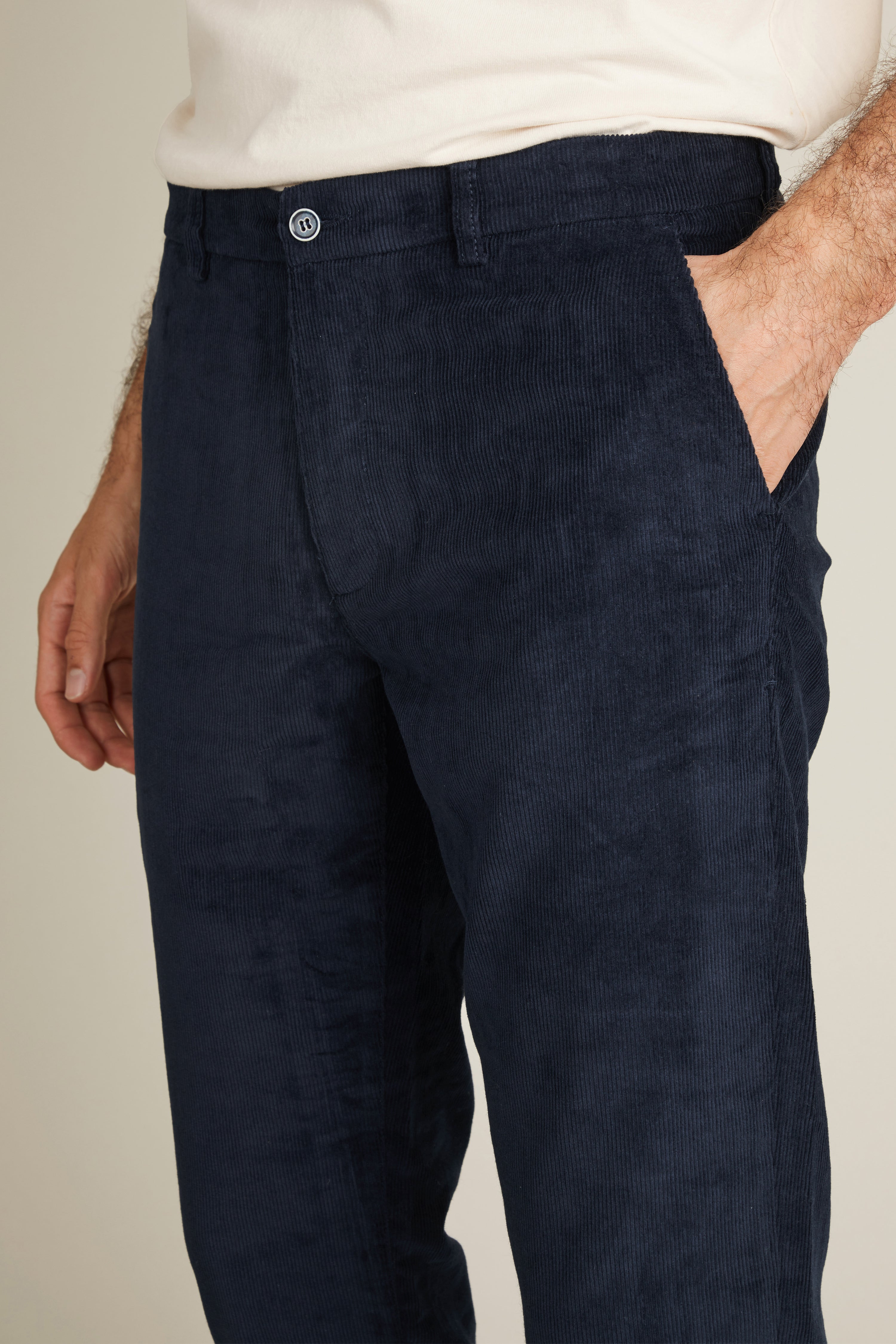 le-pantalon-chino-velours-bleu-marine-homme-semi-slim image 4