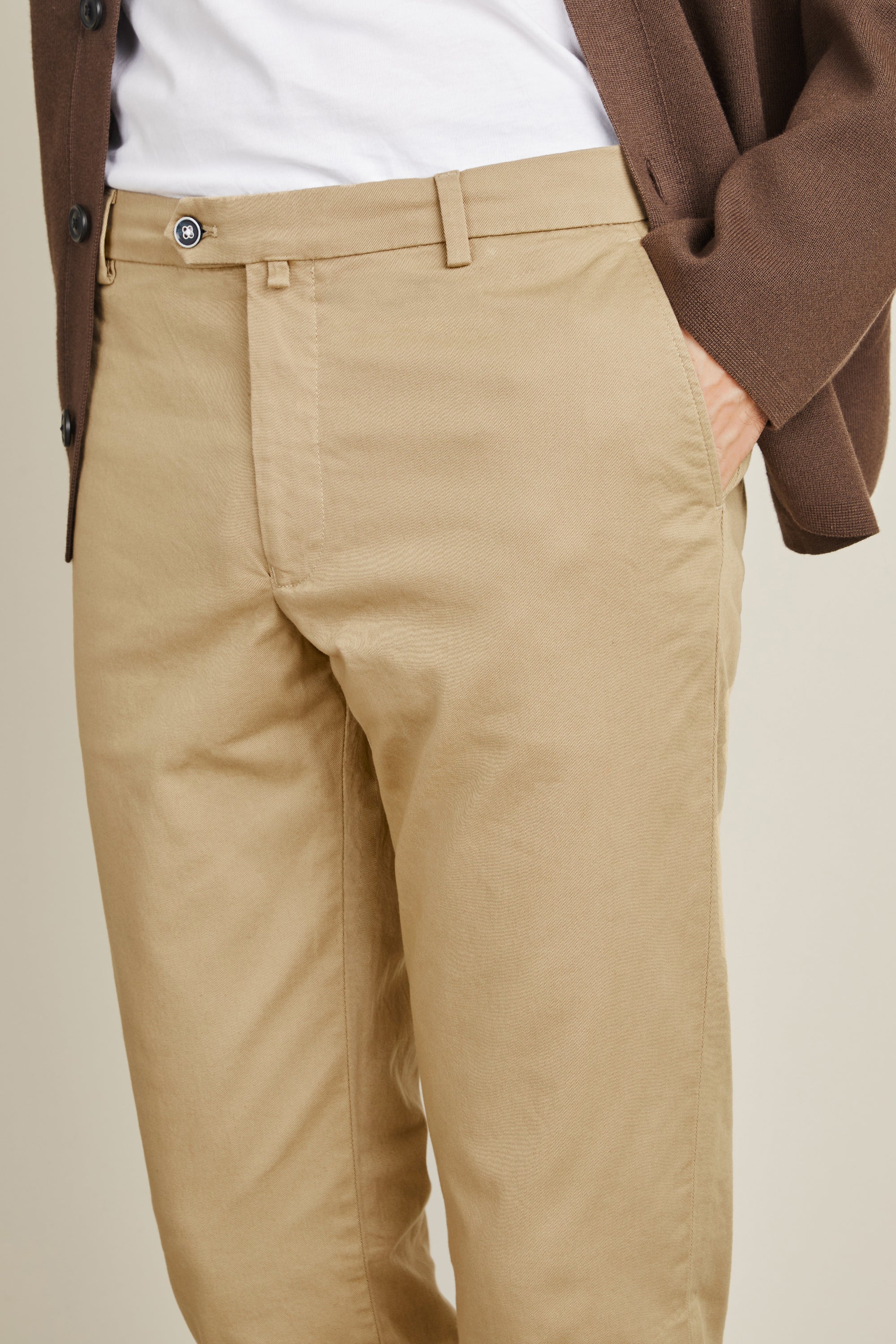 le-pantalon-chino-homme-classique-beige-coton-semi-slim image 4