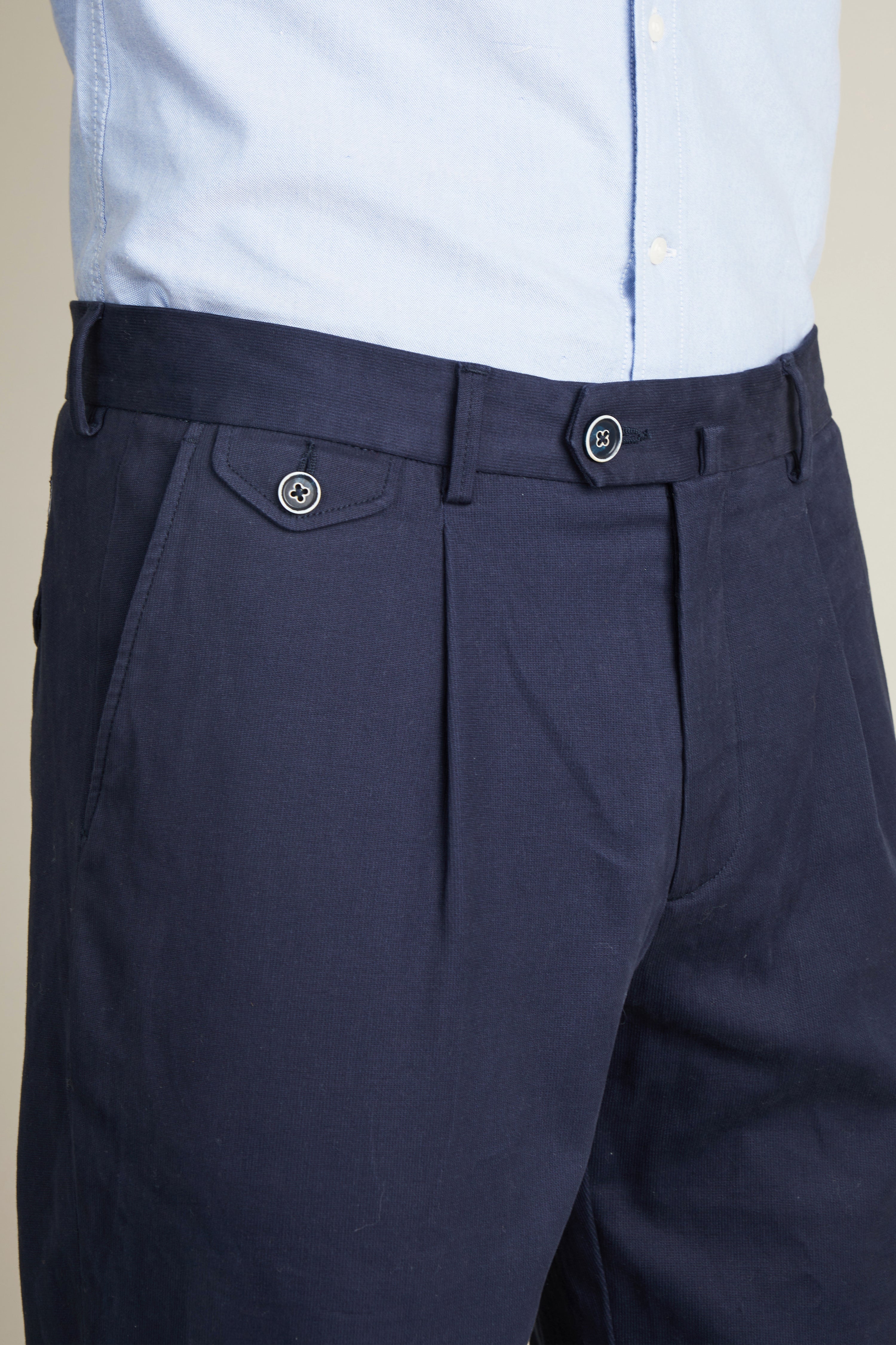 le-pantalon-chinos-homme-chino-pinces-marine-chino-bleu-carotte image 2