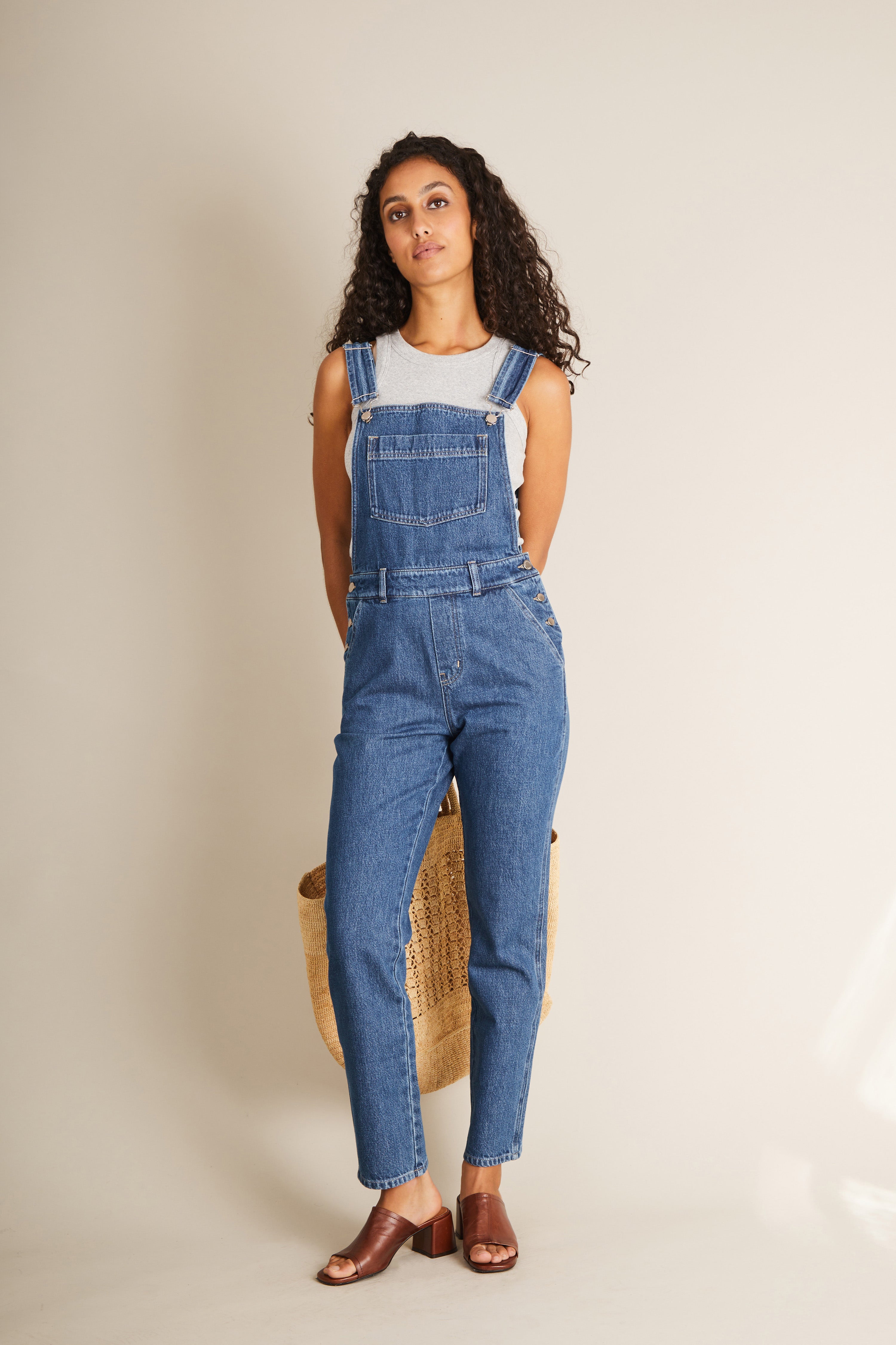 le-pantalon-salopettes-femme-salopette-bleue-coton-bio-droite image 1