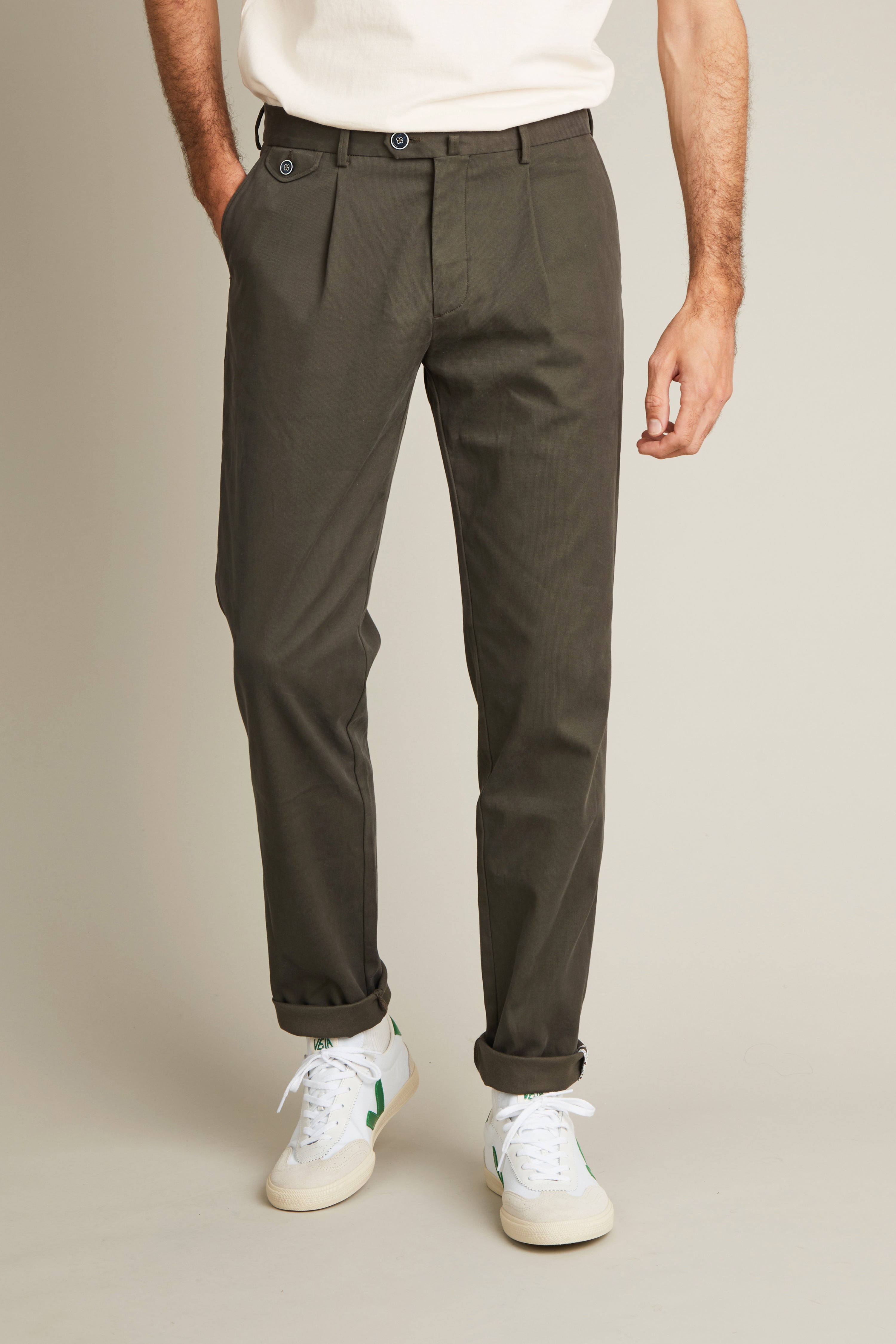 le-pantalon-chino-pinces-kaki-coupe-carotte-coton image 1