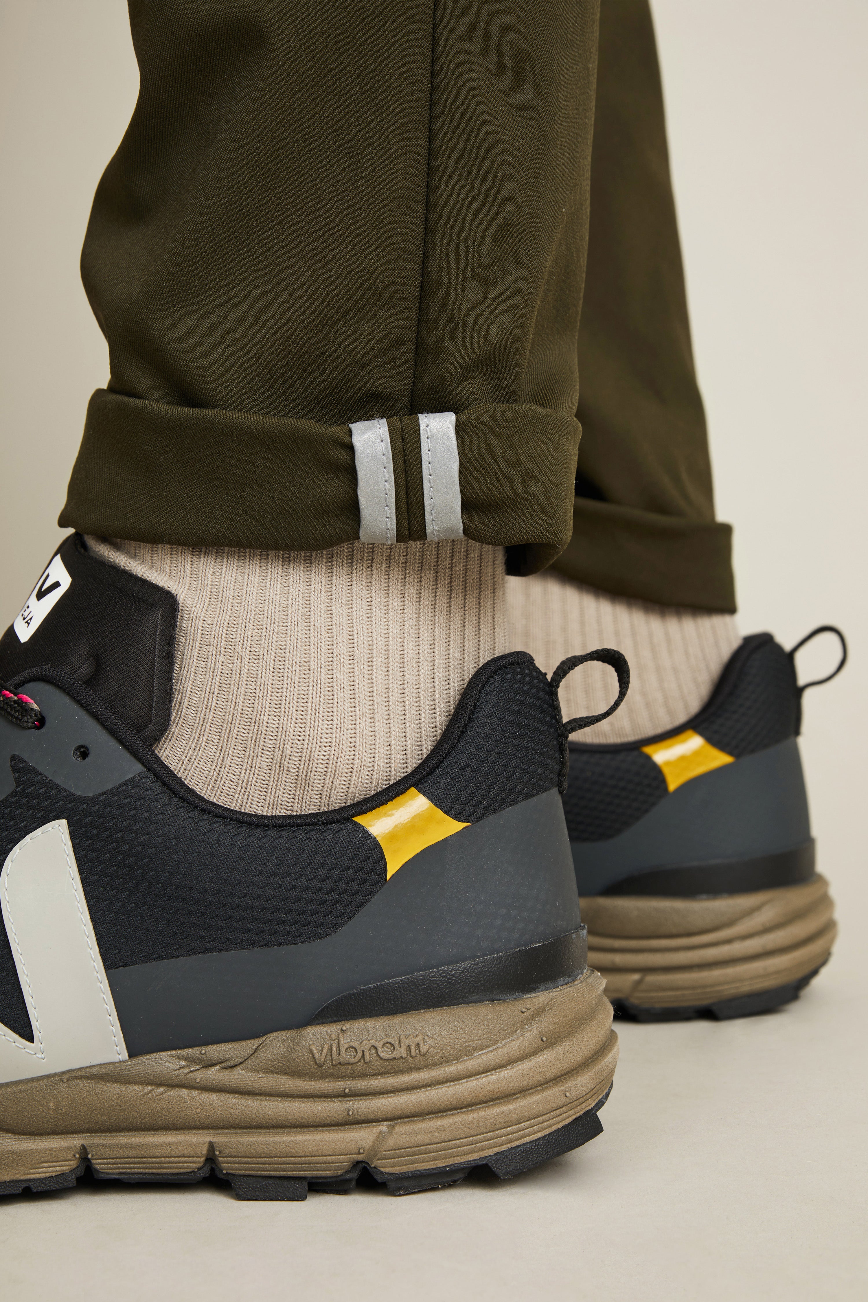 le-pantalon-chino-technique-pantalon-kaki-d-perlant-stretch image 7