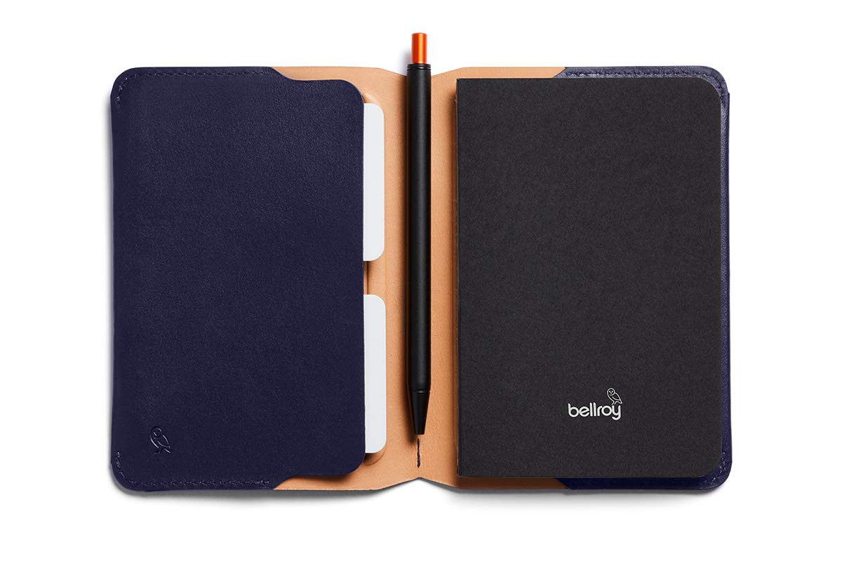 bellroy-notebook-cover-mini-carnet-cuir-navy-stylo image 2