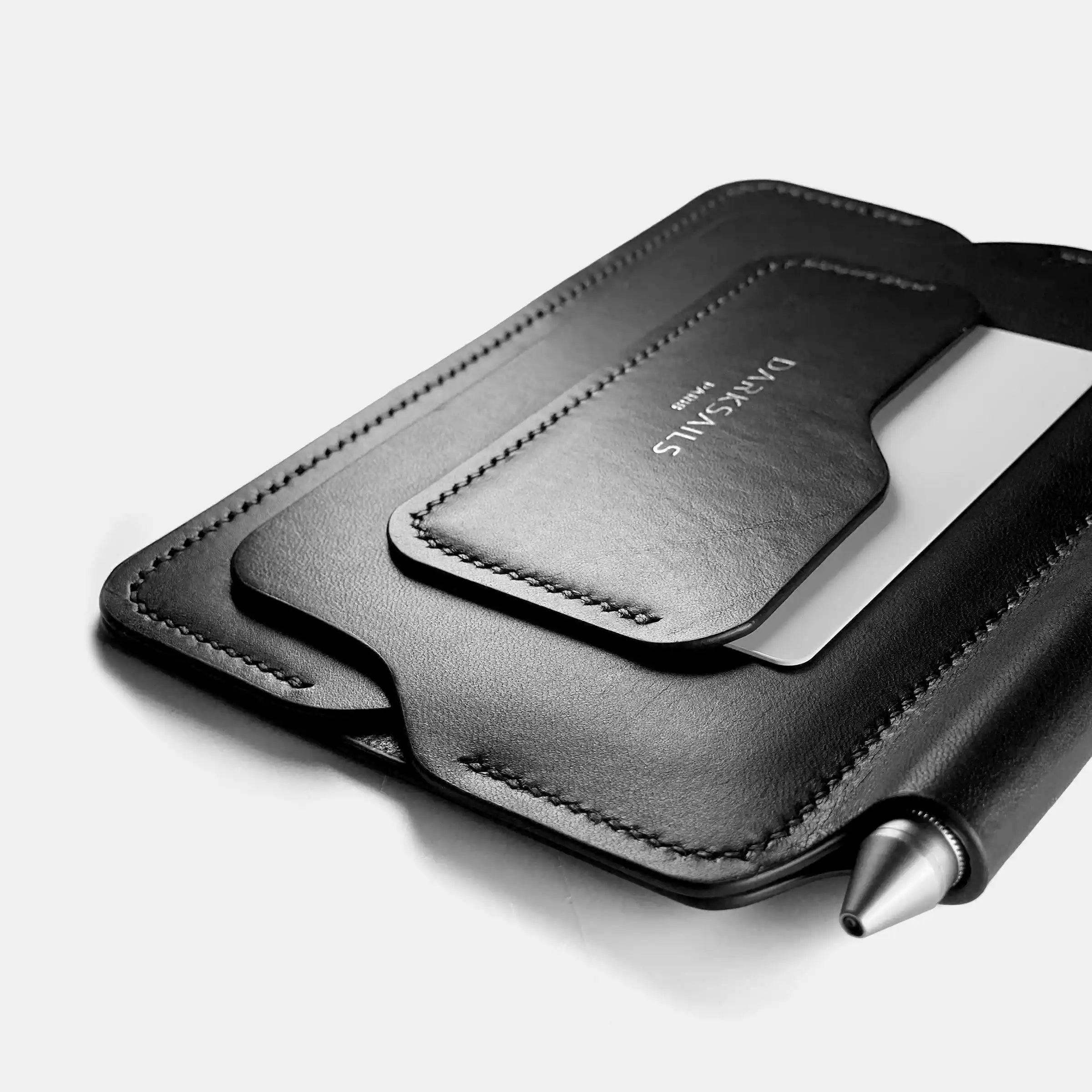 darksails-support-carnet-cuir-noir-a6-bureau-moleskine image 4