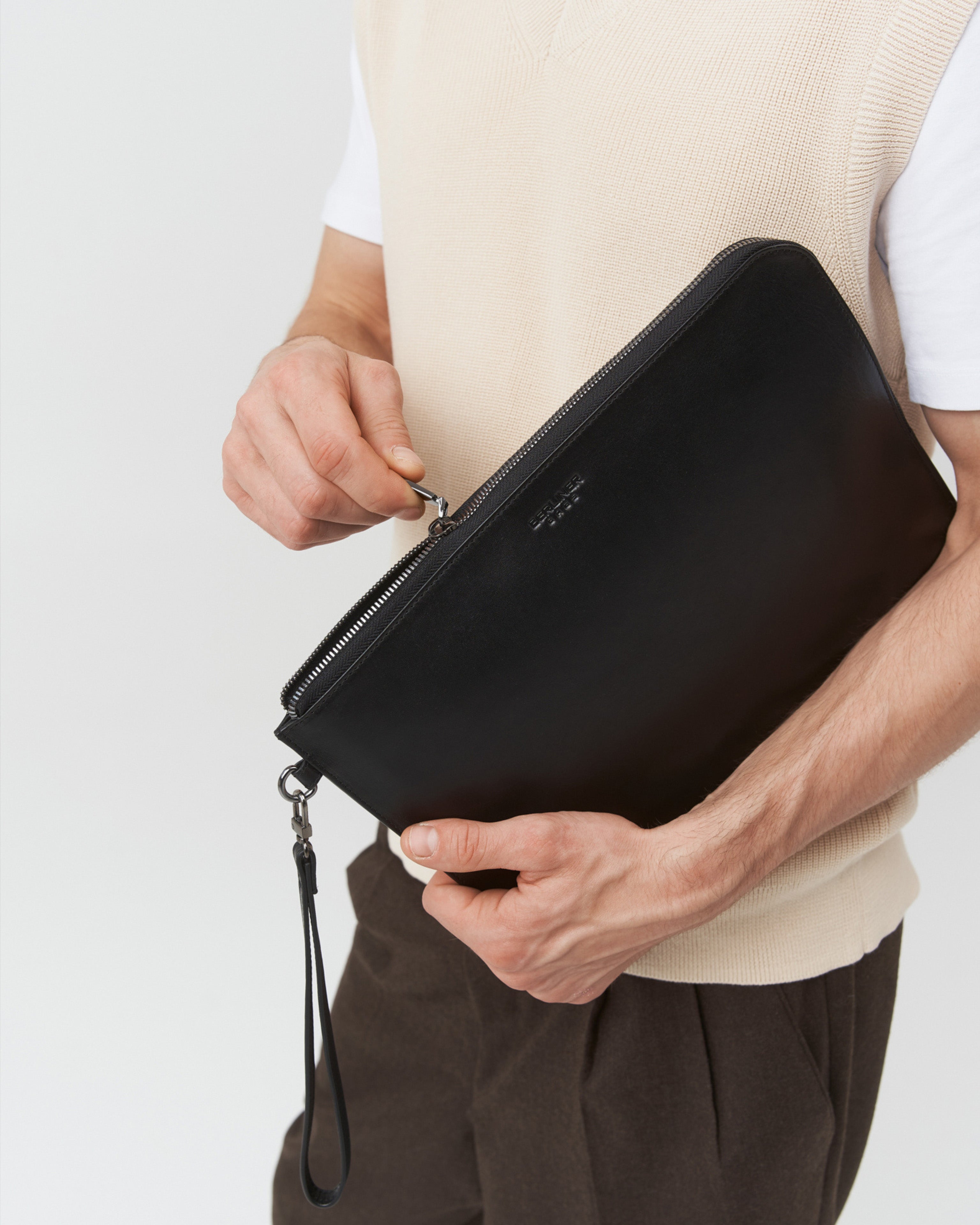 berliner-bags-alex-xl-pochette-cuir-noir-documents image 7