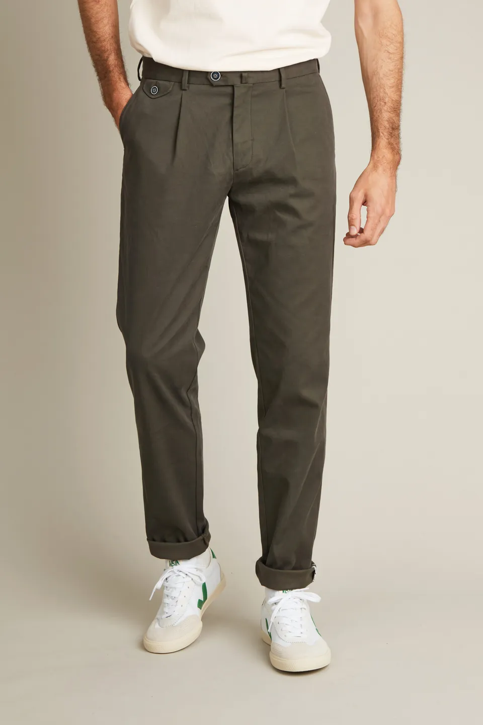 le-pantalon-chino-pinces-kaki-coupe-carotte-coton image 1