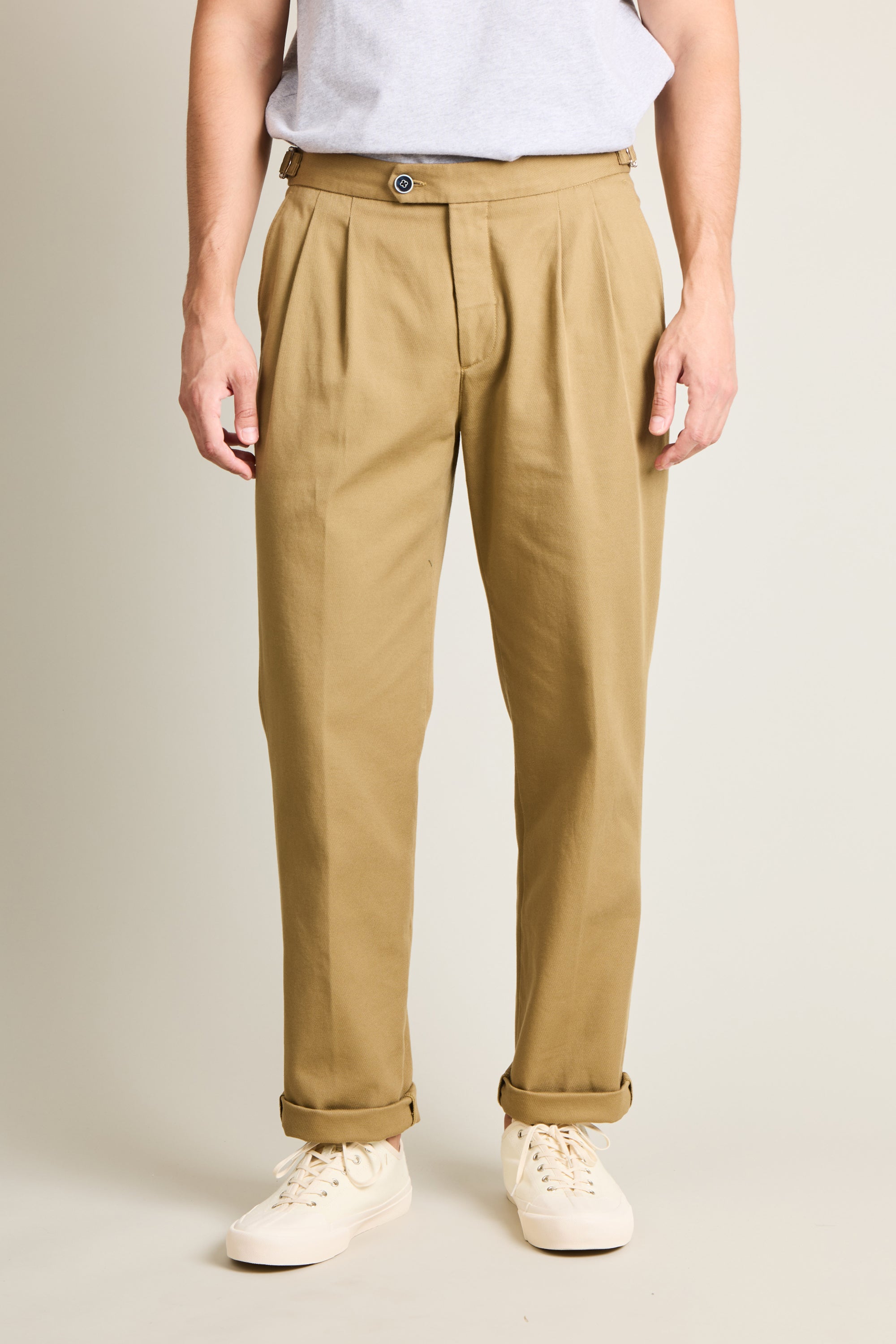 le-pantalon-chino-droit-double-pinces-beige-fonc-coton image 1