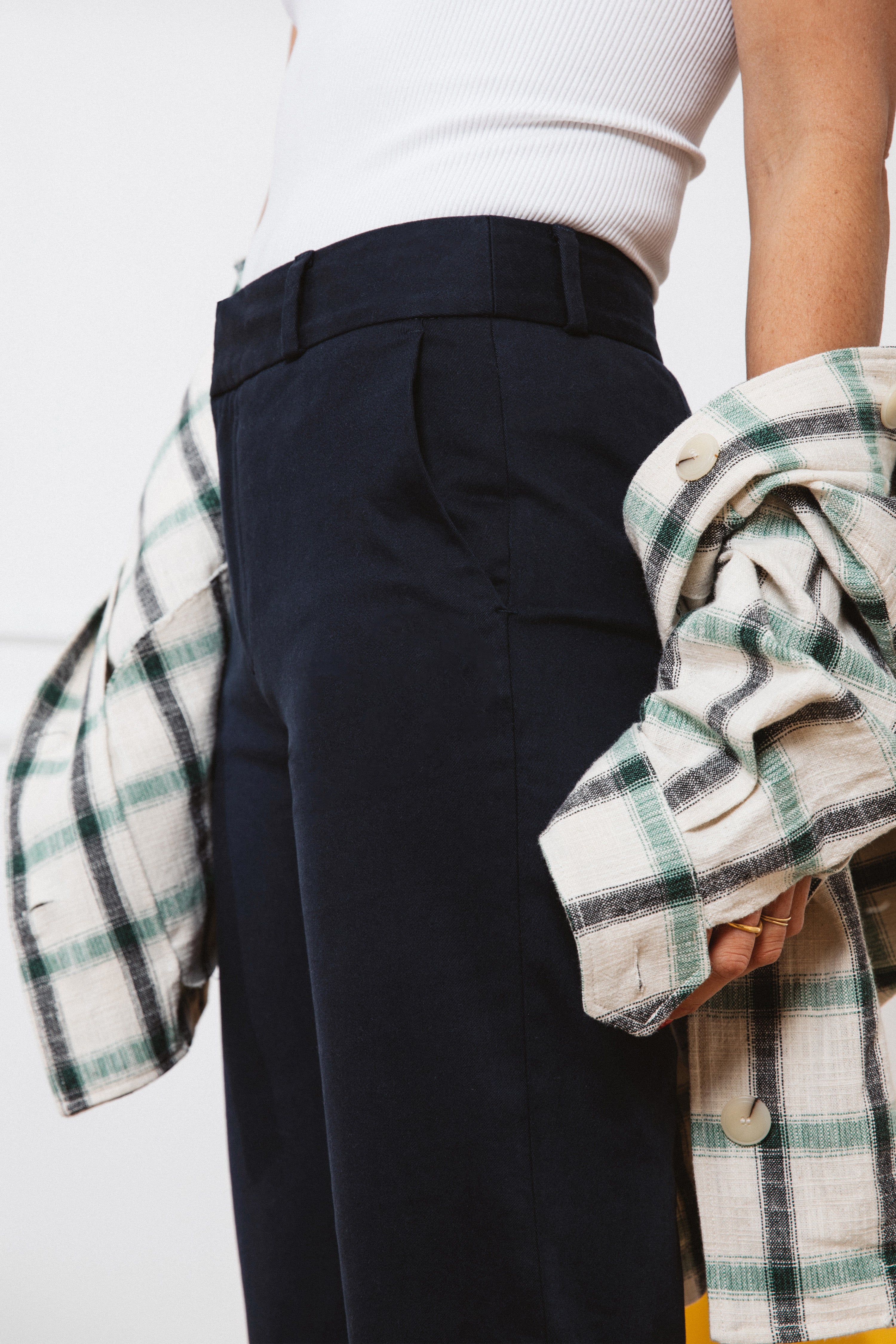 le-pantalon-chino-bleu-marine-femme-taille-haute-coton image 5