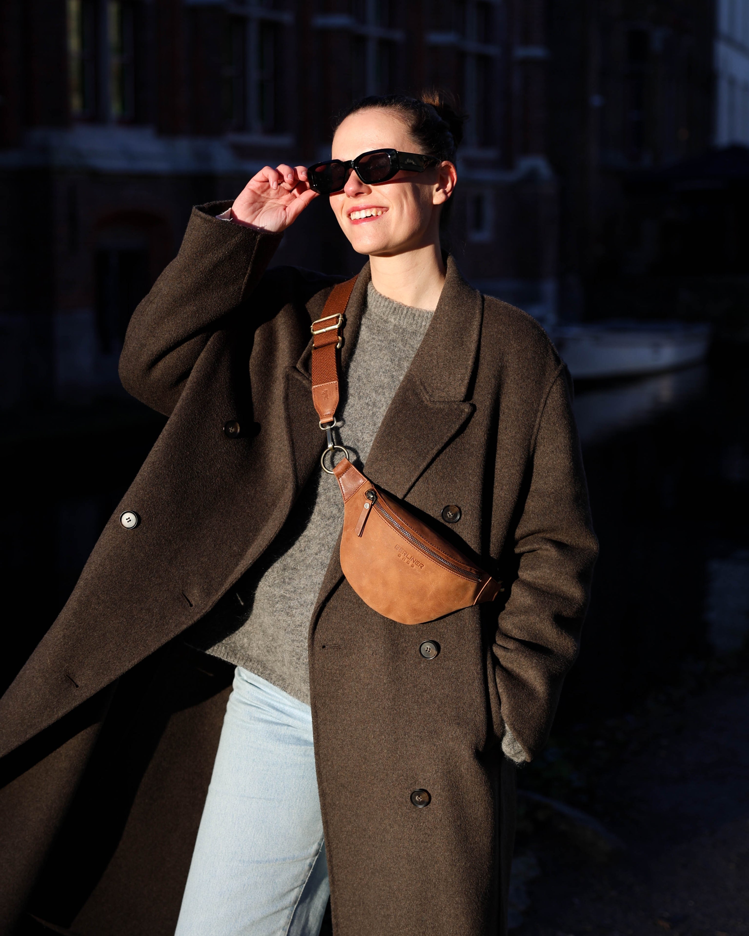 berliner-bags-mona-m-sac-banane-cuir-camel-ceinture image 2