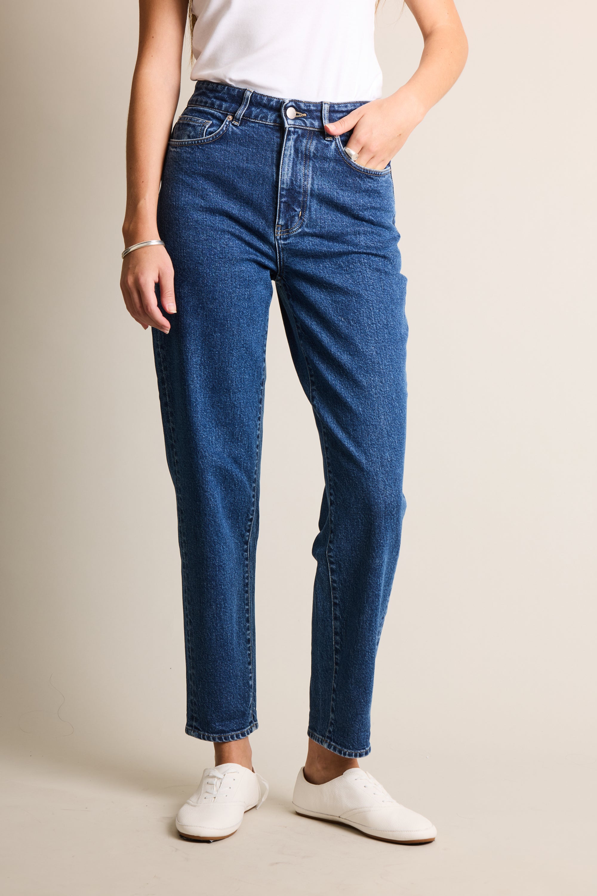 le-pantalon-mom-bleu-stone-jean-stone-taille-haute image 7