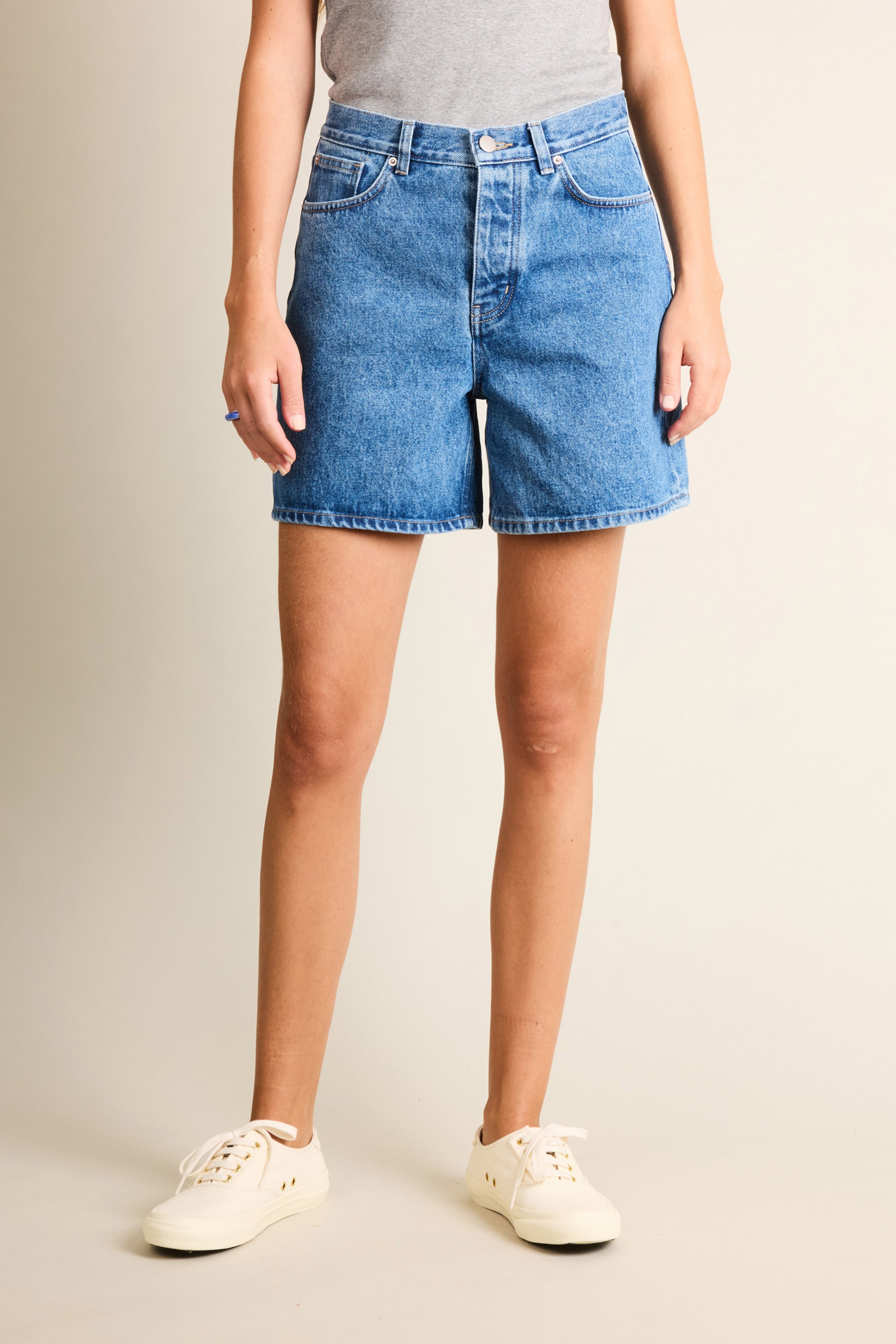 le-pantalon-short-jean-bleu-bermuda-femme-coton image 6