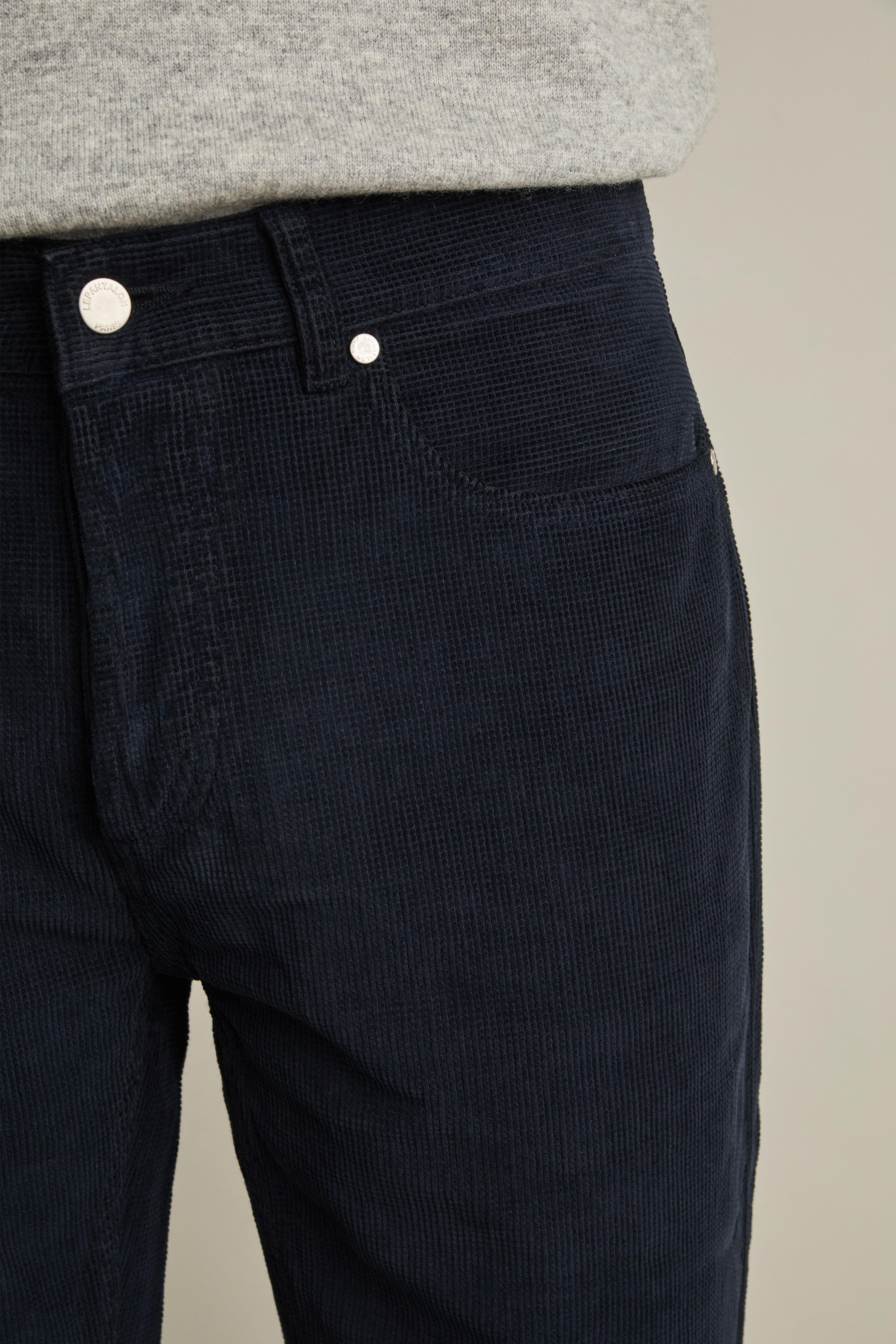 le-pantalon-5-poches-pantalon-velours-bleu-marine-coton-bio image 3