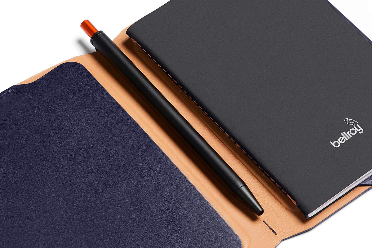 bellroy-notebook-cover-mini-carnet-cuir-navy-stylo image 3