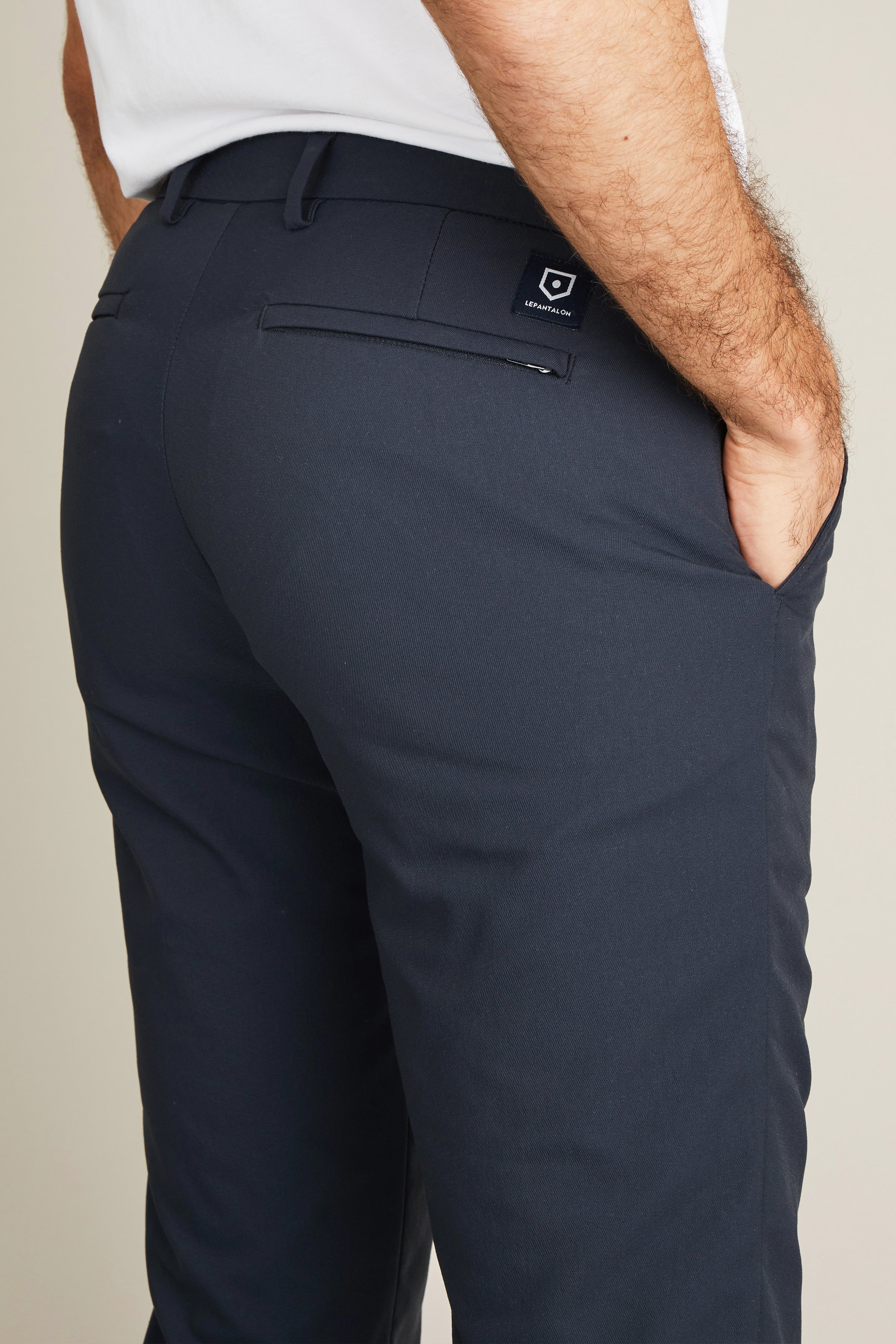 le-pantalon-chino-technique-bleu-marine-pantalon-d-perlant-v-lo image 7