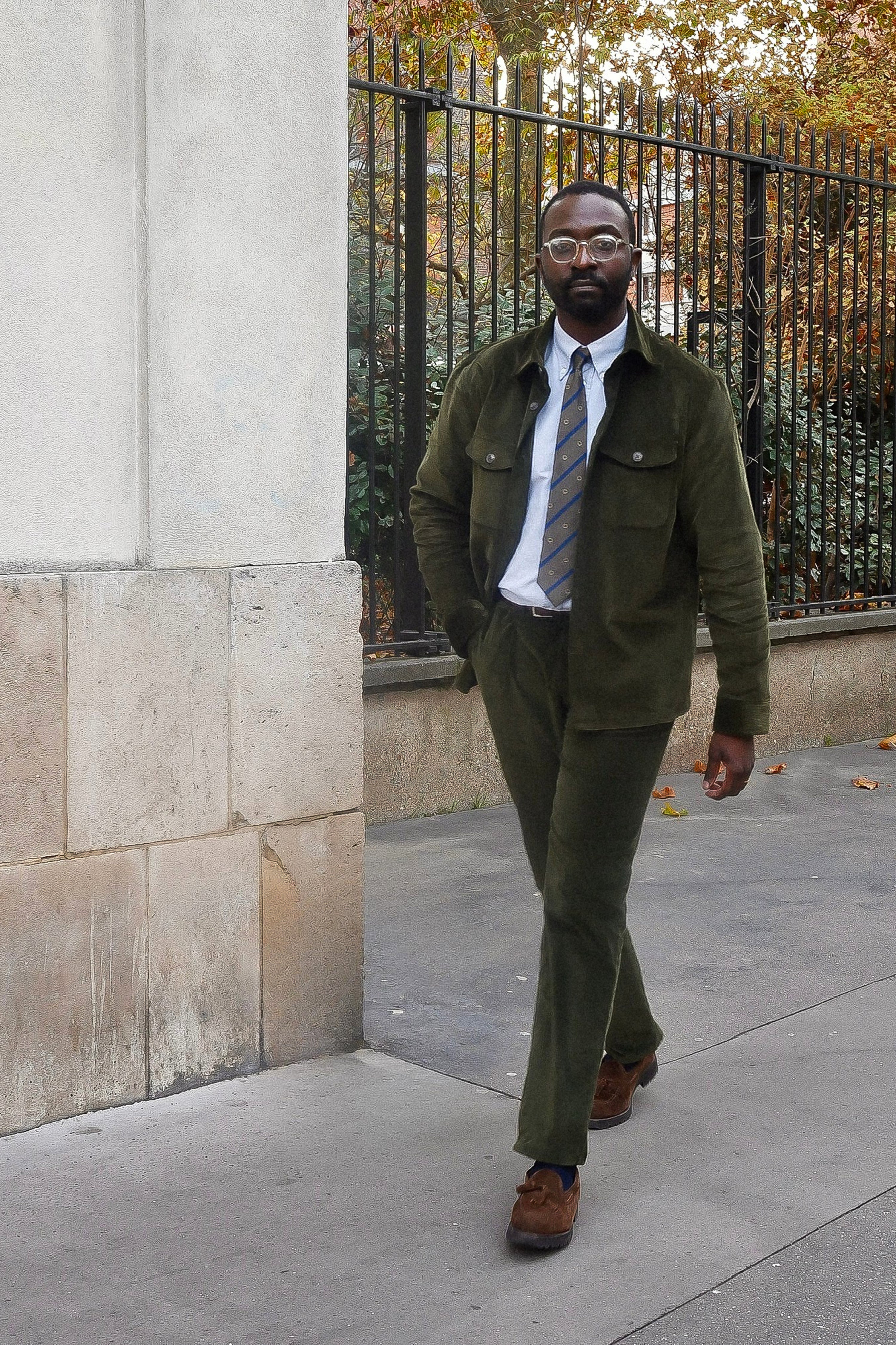 le-pantalon-chino-pinces-velours-kaki-homme image 3