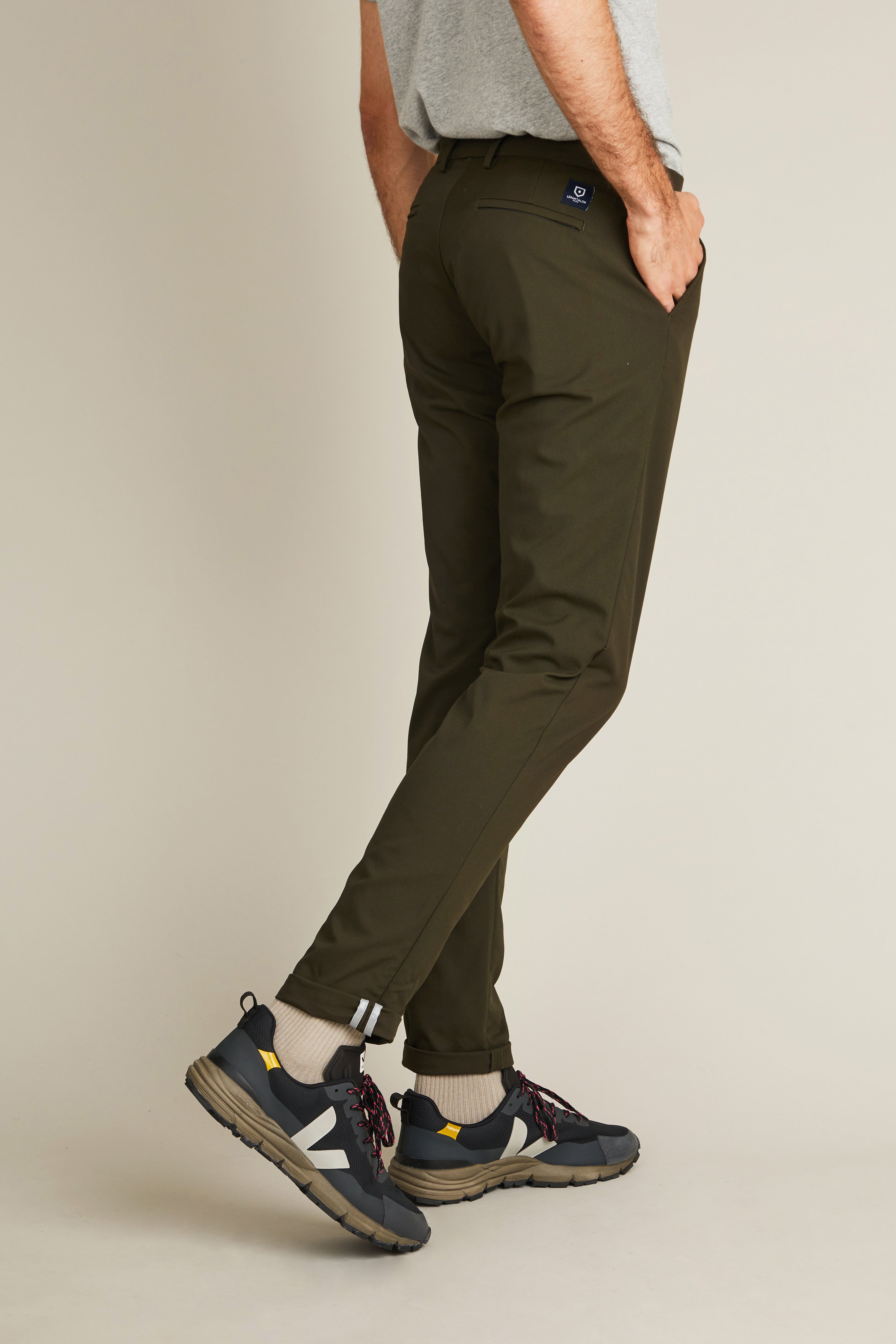 le-pantalon-chino-technique-pantalon-kaki-d-perlant-stretch image 4